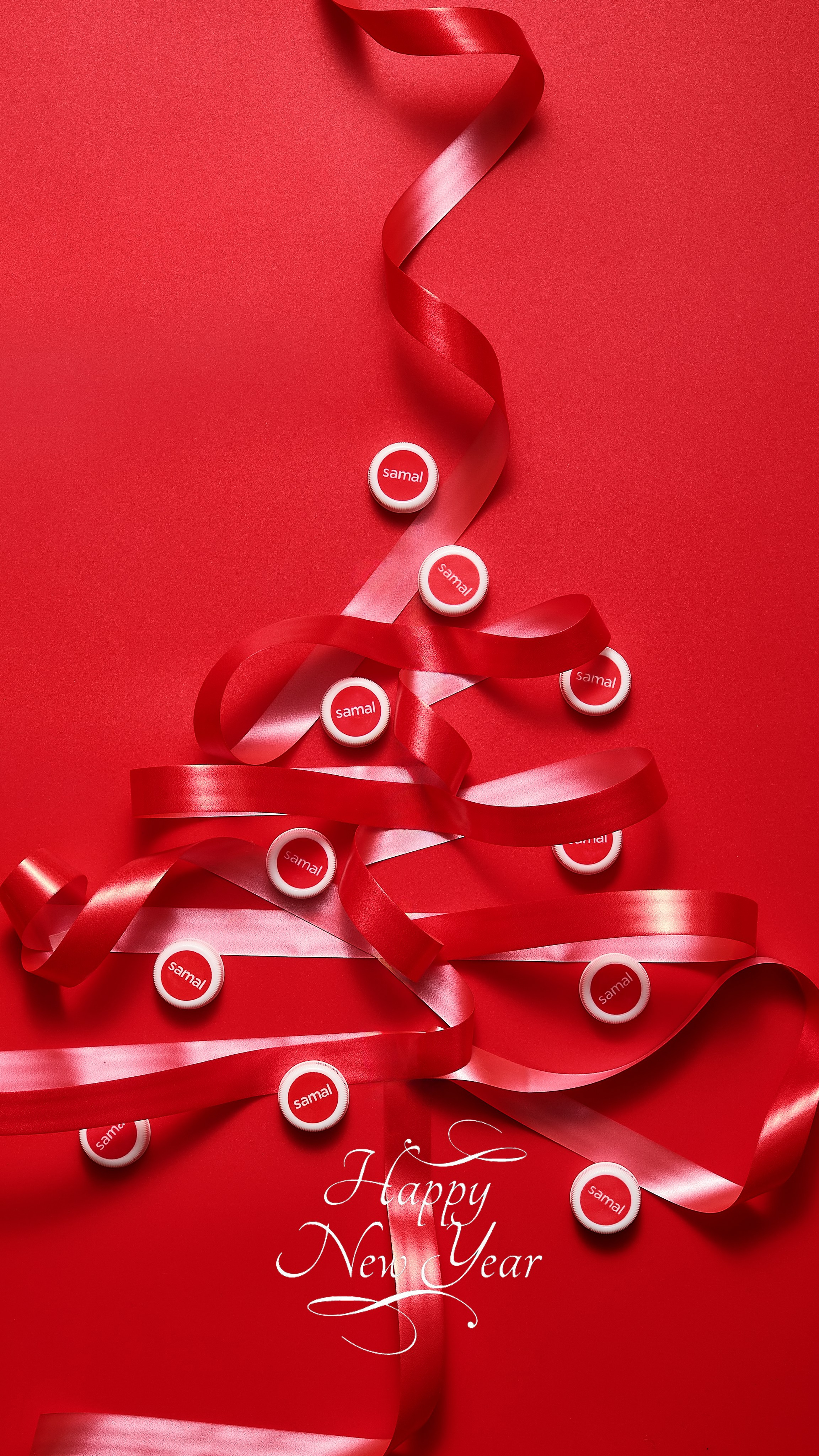 Профессиональная предметная фотосъёмка минеральной воды в Алматы — бутылка Samal на красном фоне с праздничным декором, фотограф для рекламы и маркетплейсов.