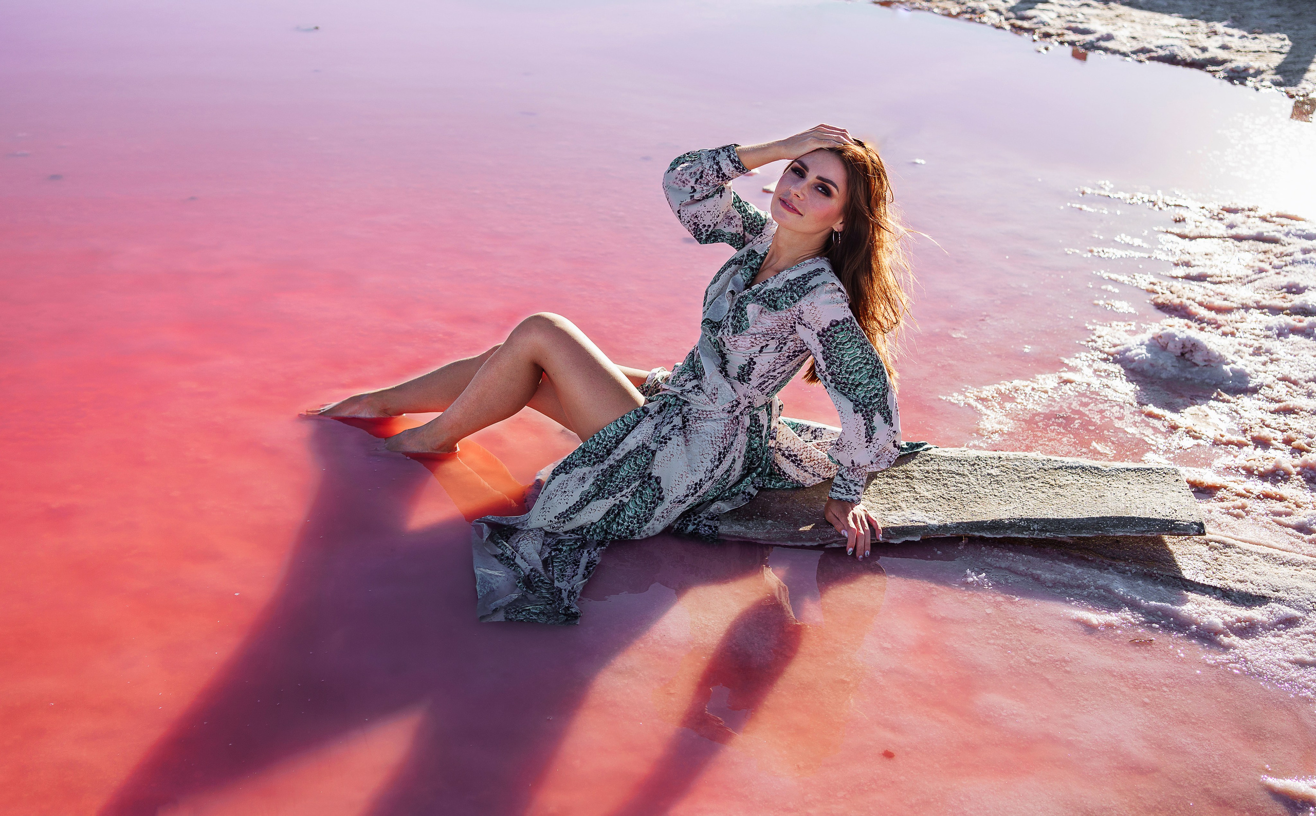 Фотосессия девушки на розовом озере. Фотосессия в Евпатории. Розовое озеро в Евпатории. Фотограф Зайцева Надежда в Крыму. Розовое озеро Сасык-Сиваш.