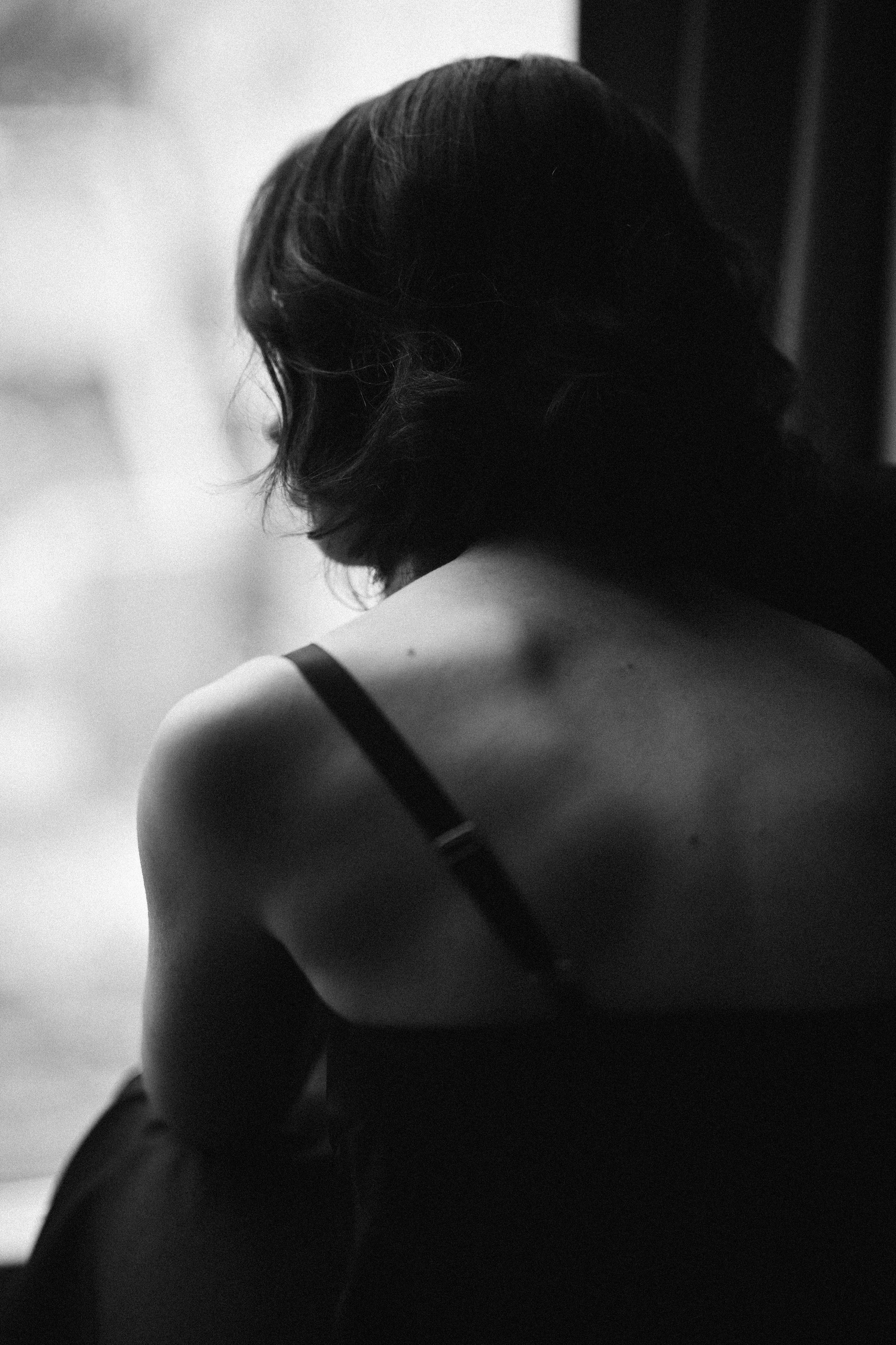 Стильная монохромная фотосессия девушки в мягком свете студии Казани от Алексея Клейменова