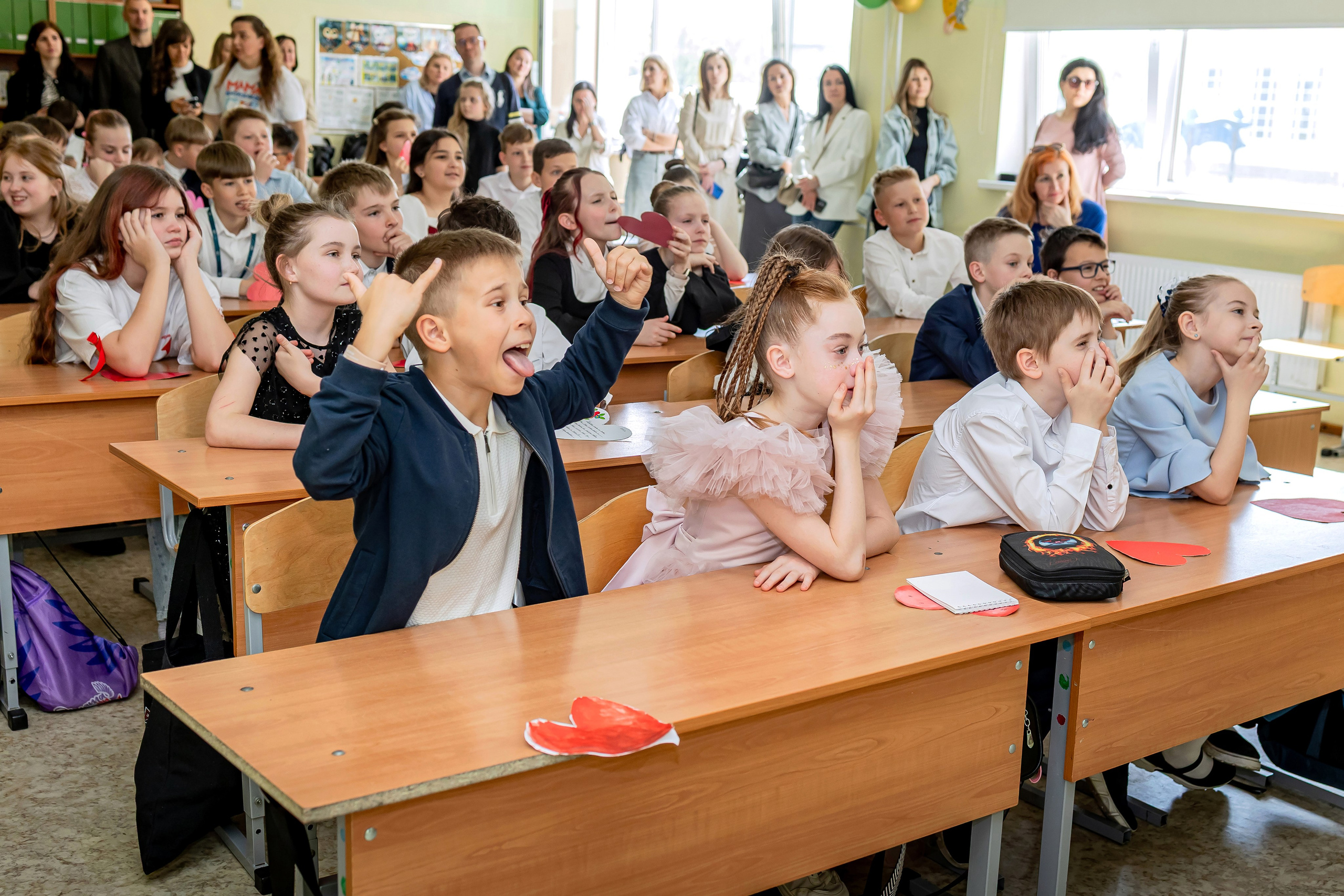 Выпускной в начальной школе в классе. Фотограф и видеограф Москва. Свадебный фотограф, видеограф. Выпускные альбомы. Оживающие альбомы