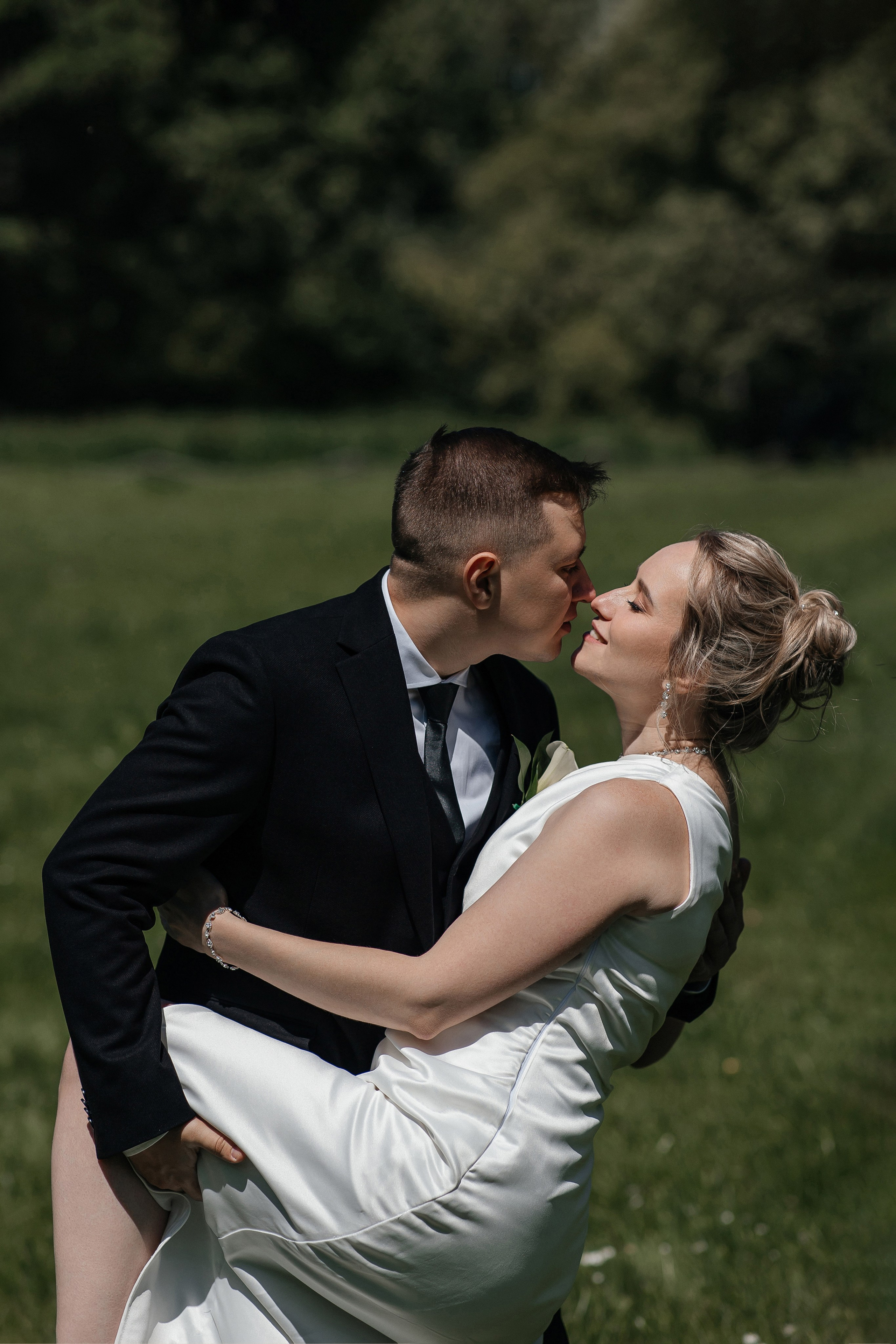 Свадебная фотосессия в Ботаническом саду имени Цицина. Свадебный фотограф в Москве Дарья Олендарёва