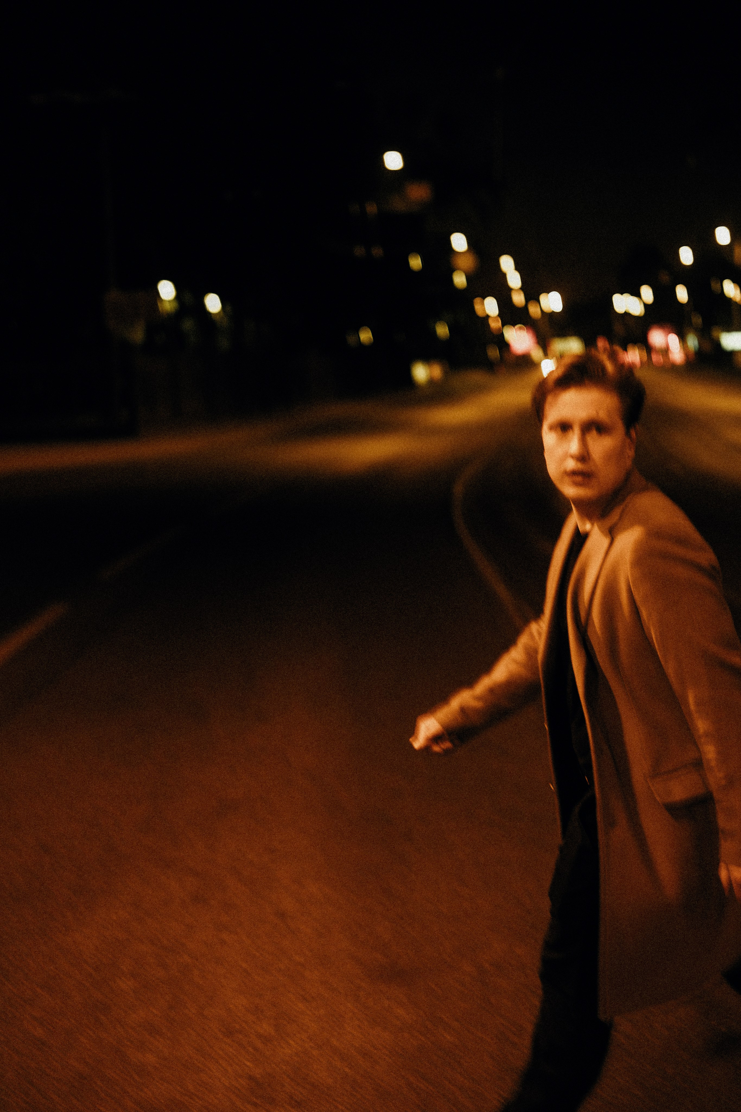 Мужчина переходит дорогу ночью один в Питере.