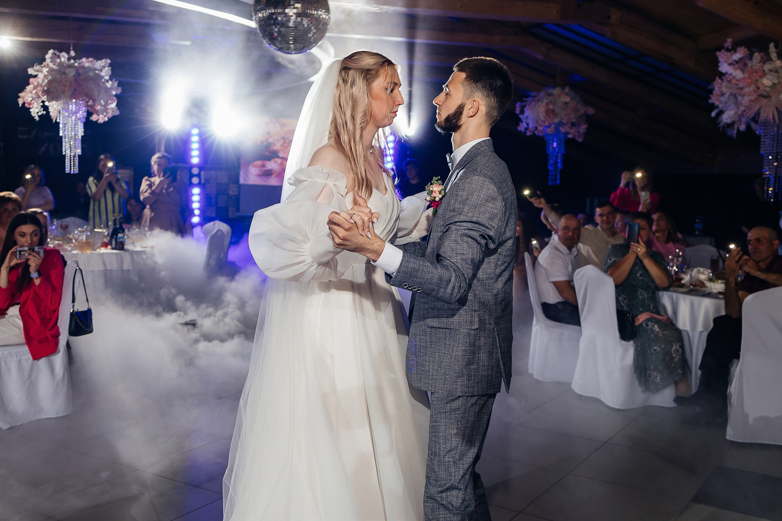 Чувственная первая встреча пары в отеле. Олег Сверчков | Свадебный фотограф Вологда