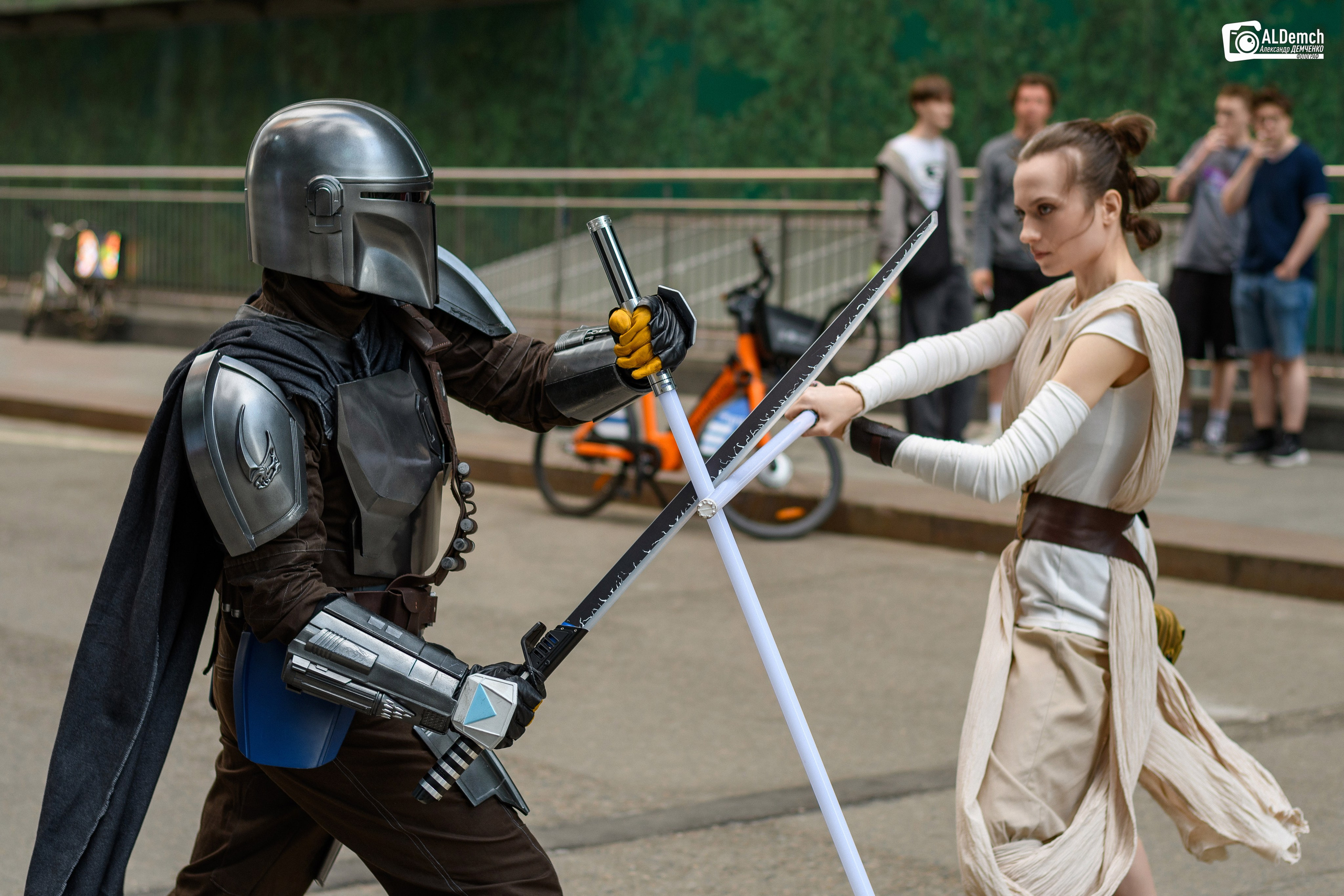 Рей против Мандалорца по звёздным войнам косплей фотосессия