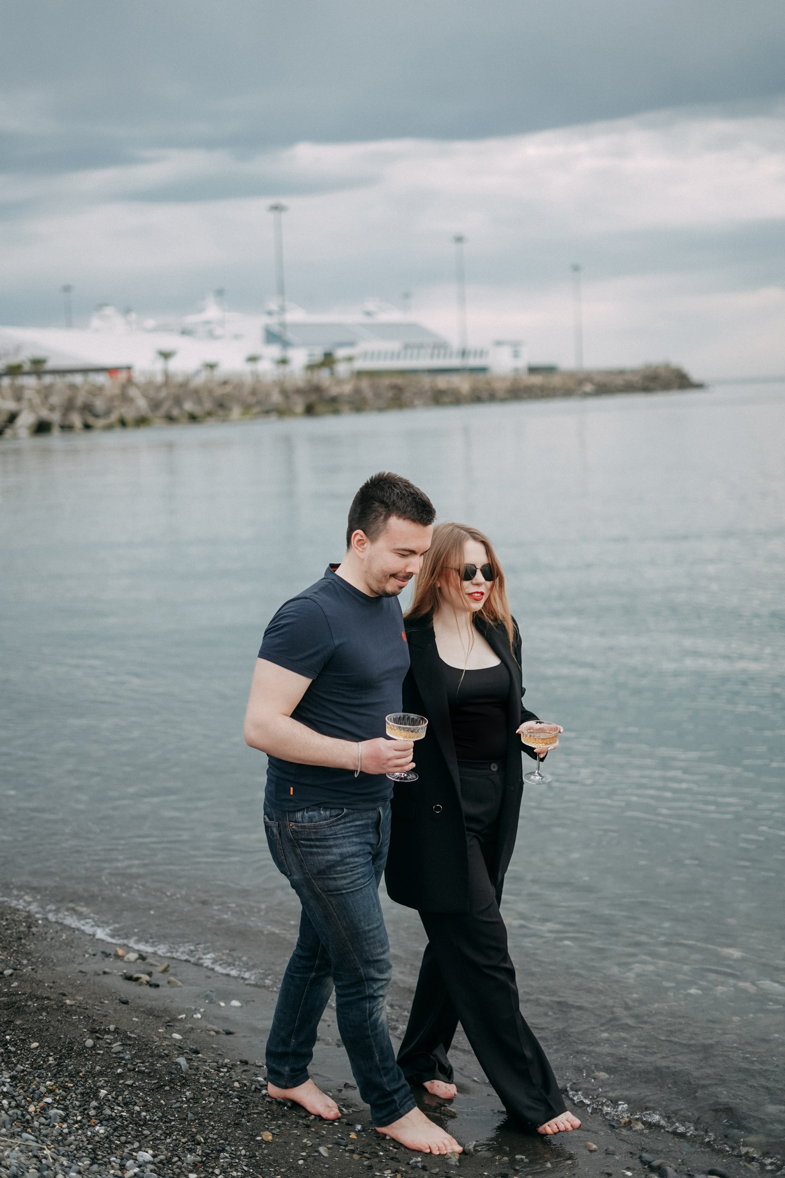 Даша и Артём на пляже Ривьера. Фотограф в Сочи и Абхазии | Фототуры | September Air