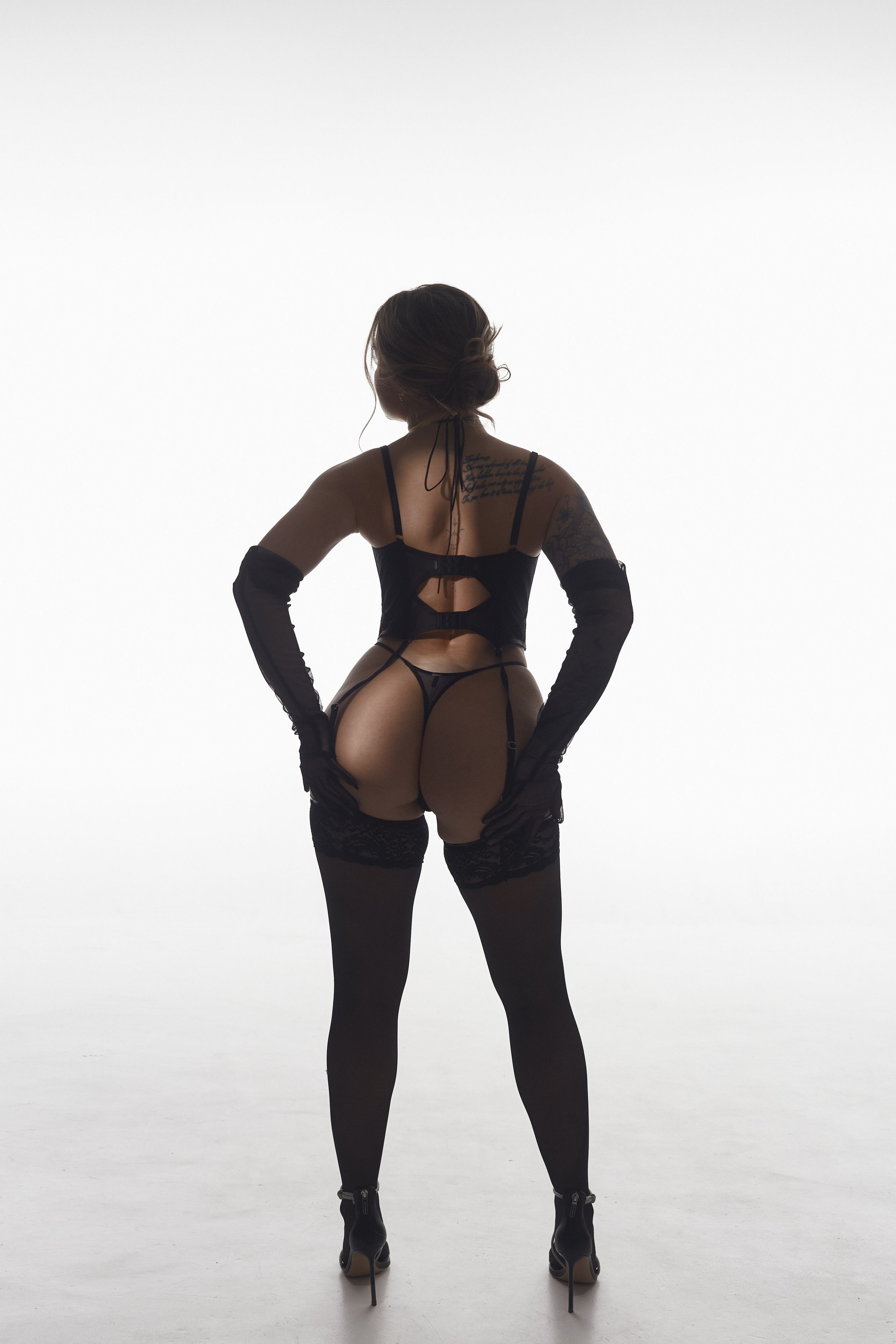 Студия будуарной фотографии Минск — элегантная фотосессия в белье и перчатках, минималистичный портрет