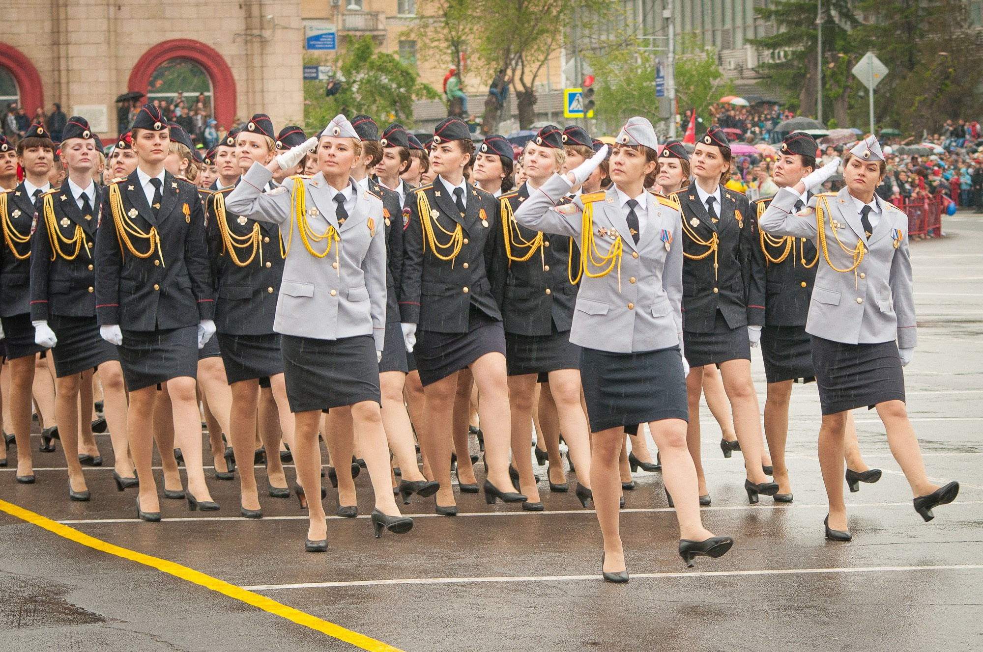 Девушки-курсанты Волгоградской Академии МВД маршируют на параде