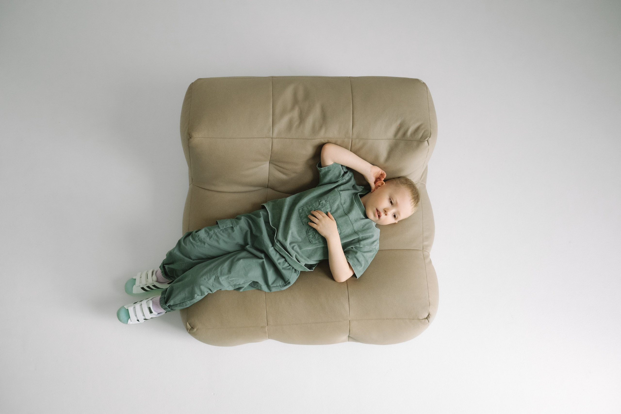 Детская фотосессия в студии — это волшебное приключение! Смешные позы, искренний смех и живые эмоции