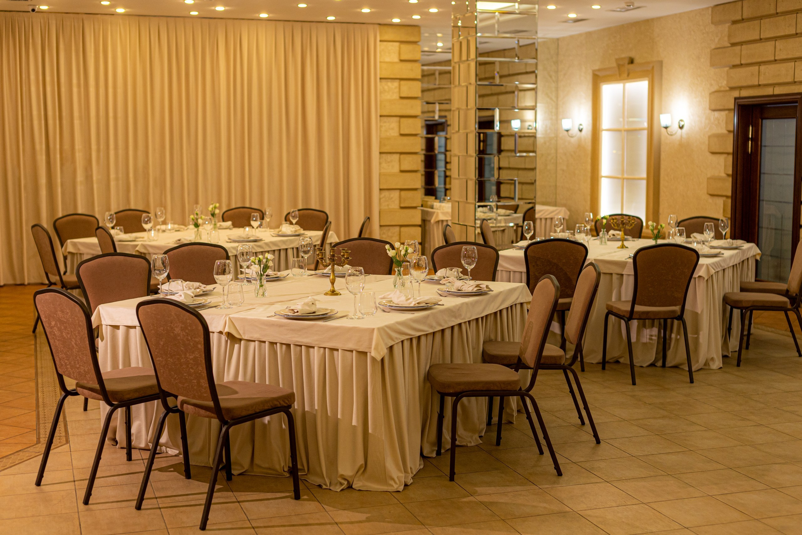 Банкетный зал ресторана Дача. Фотограф в Оренбурге. Профессиональный фотограф