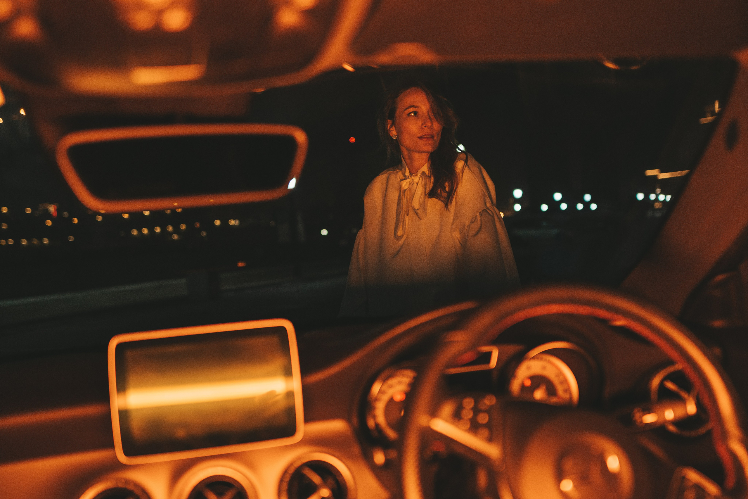фото девушки изнутри машины она стоит на улице вечером
