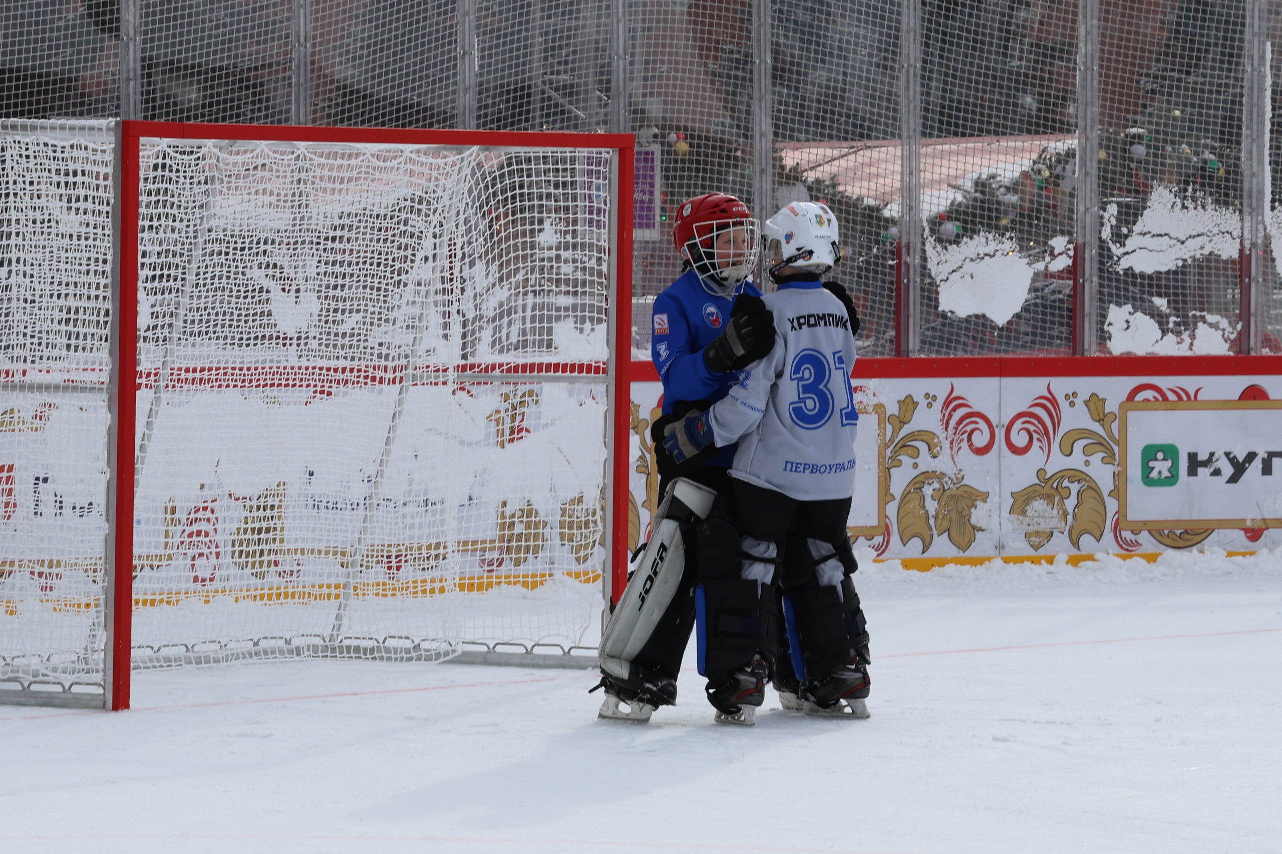 Хоккей с мячем на Красной площади. Фото. Репортажный фотограф, спортивный фотограф в Москве и области