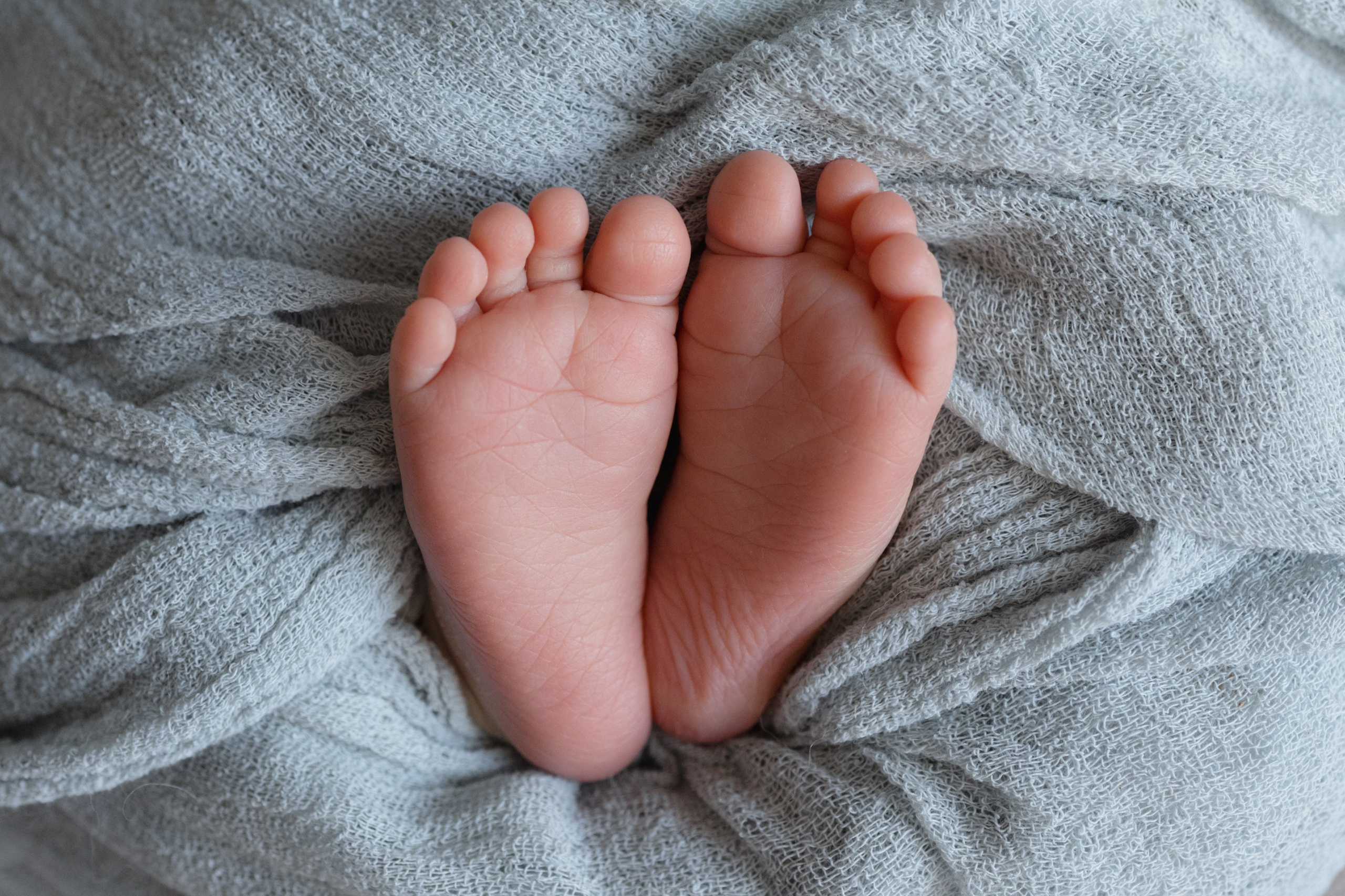 Фотограф новорождённых в Красноярске, детали: ножки малыша крупно