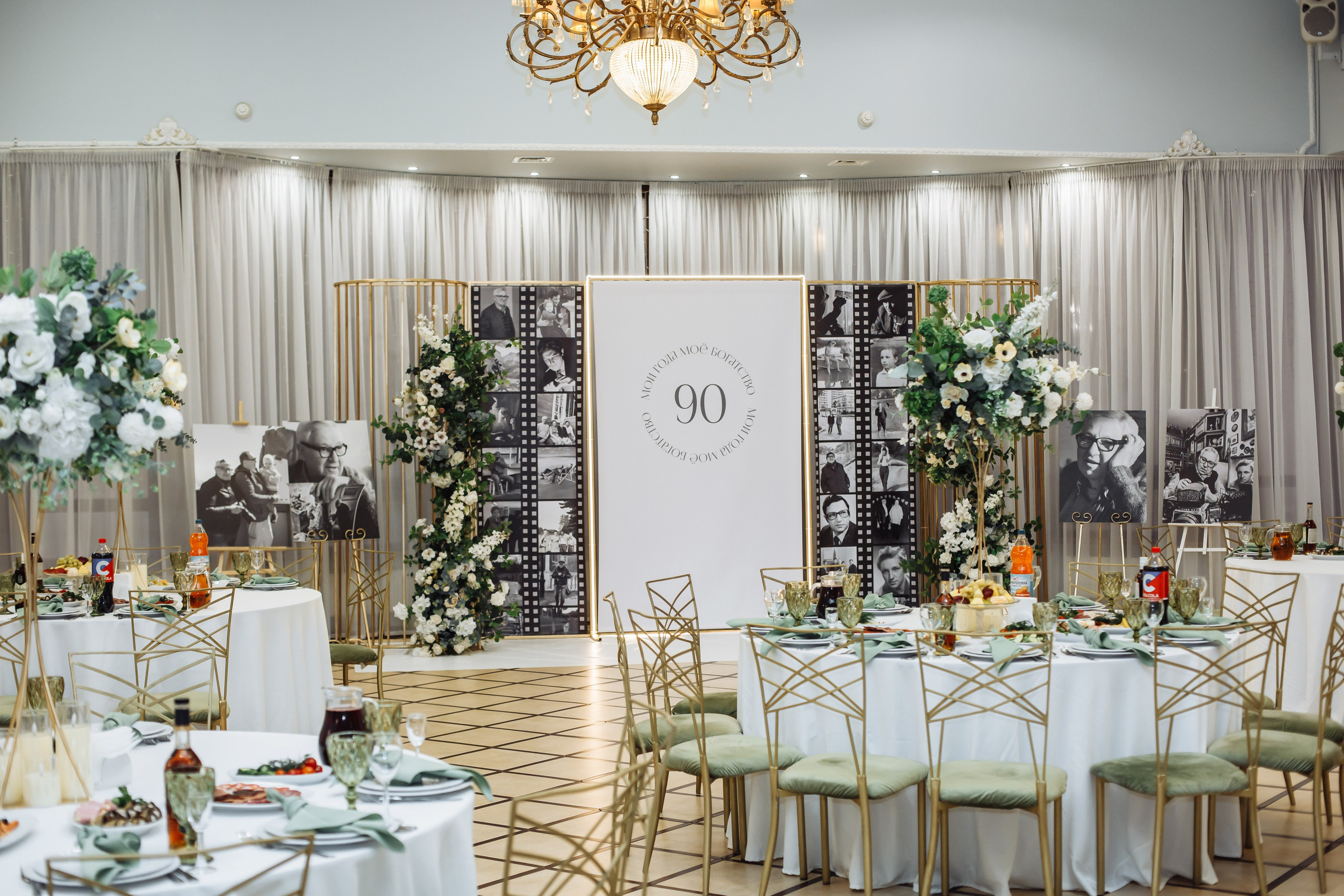 Красиво украшенный зал, фото и видео съёмка по хорошим ценам, забронировать можно на этом сайте