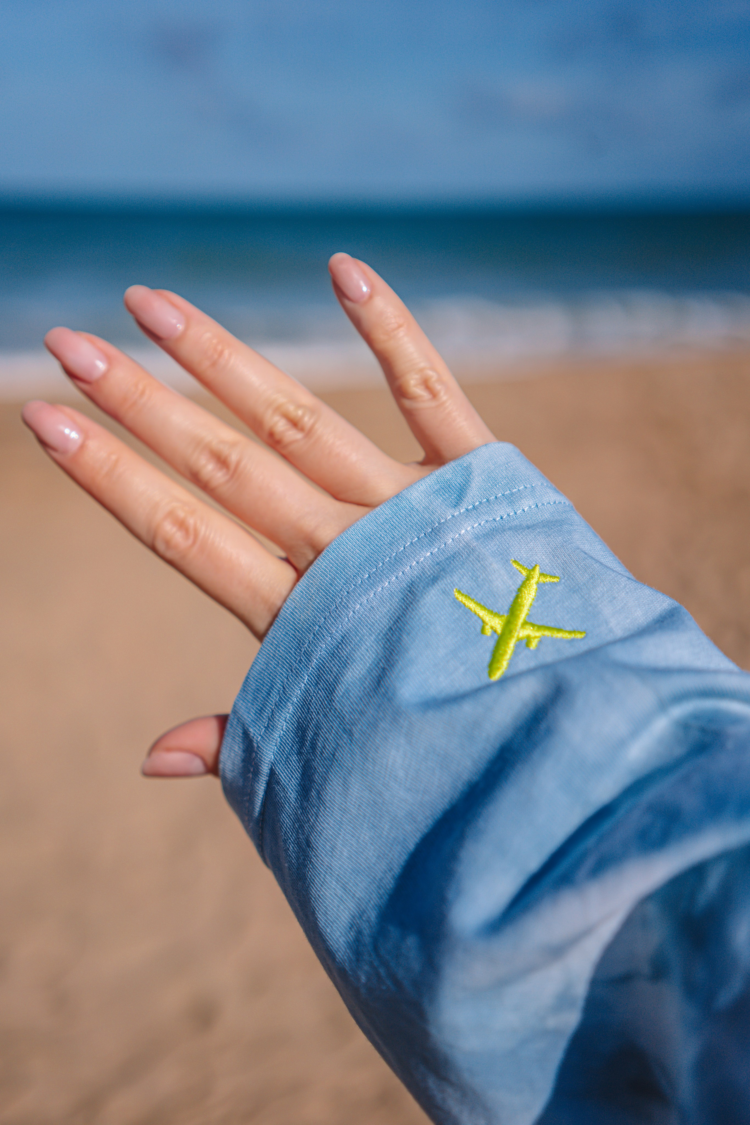 Лимитированная коллекция мерча S7 совместно с брендом Chuka. Лонгслив с вышивкой. Небо, море, рука