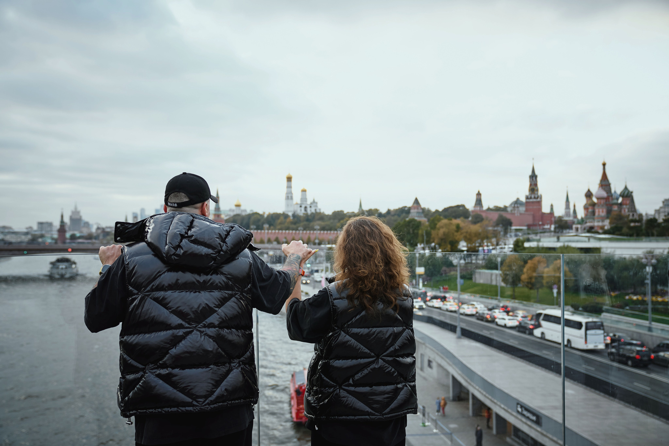 фото на парящем мосту в Зарядье с видом на кремль