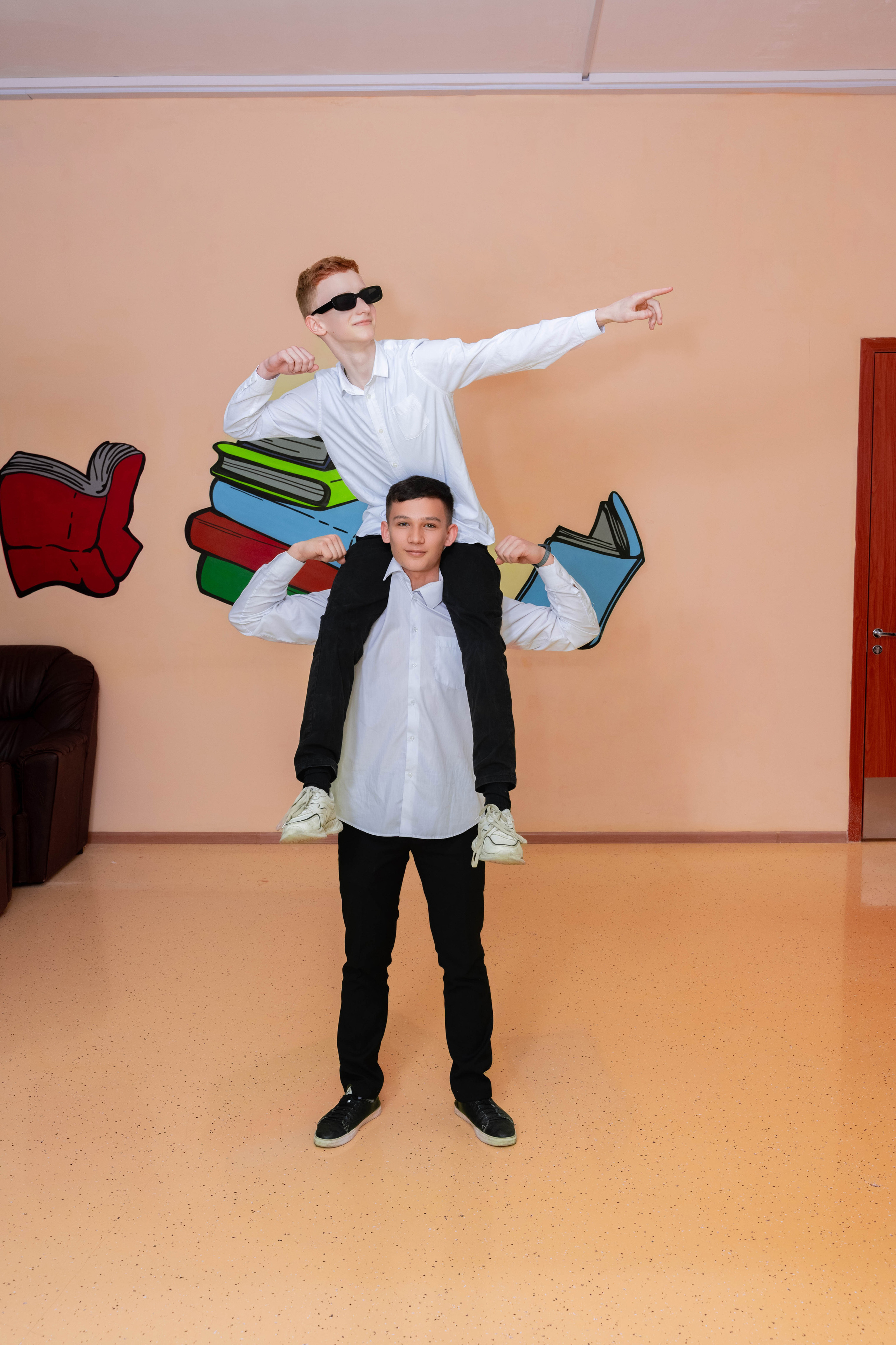 Школа № 34 Пример фотосессии на улице. Выпускные альбомы в Подольске Москве и МО
