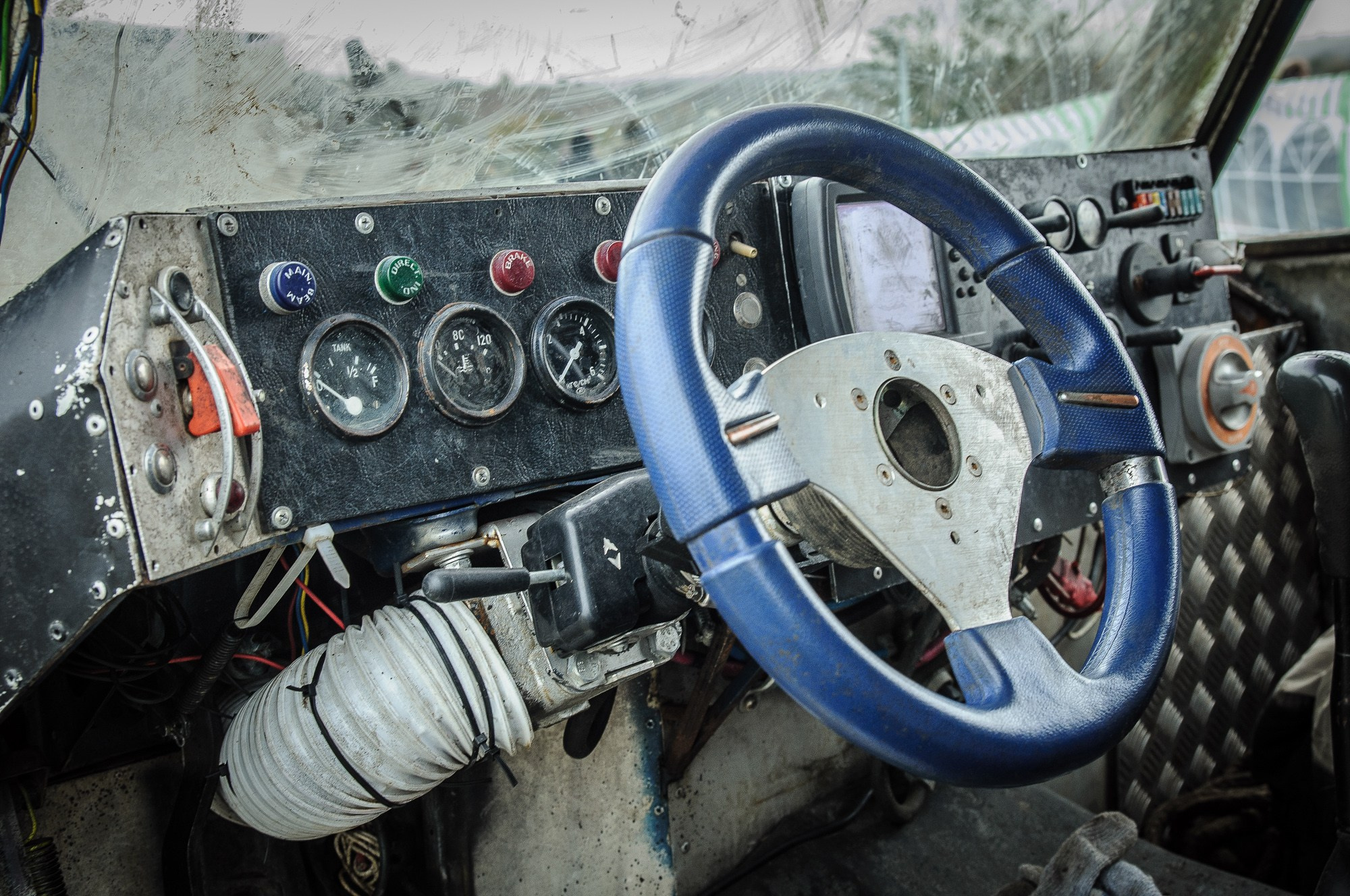 Салон автомобиля, участвующего в трофи рейде