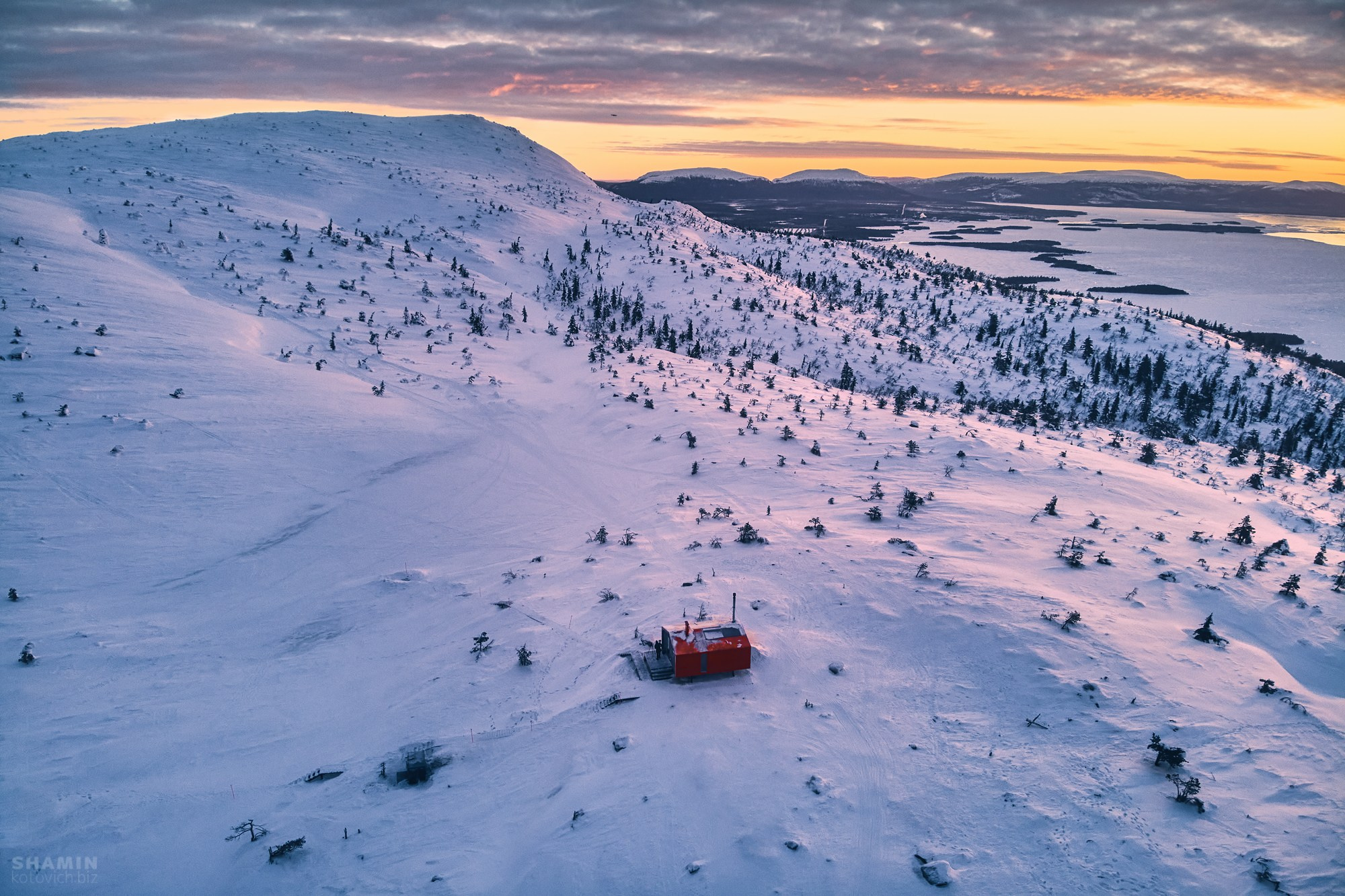 Пейзажи Кольского полуострова — северное сияние, тундра, Баренцево море и горы Хибины. Фотографии дикой природы и северного света на Кольском полуострове. Фотограф Константин Шамин