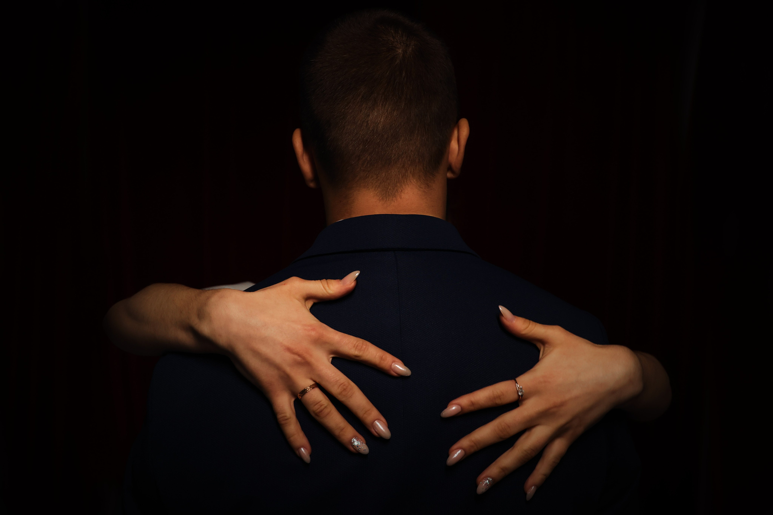 руки невесты на спине жениха