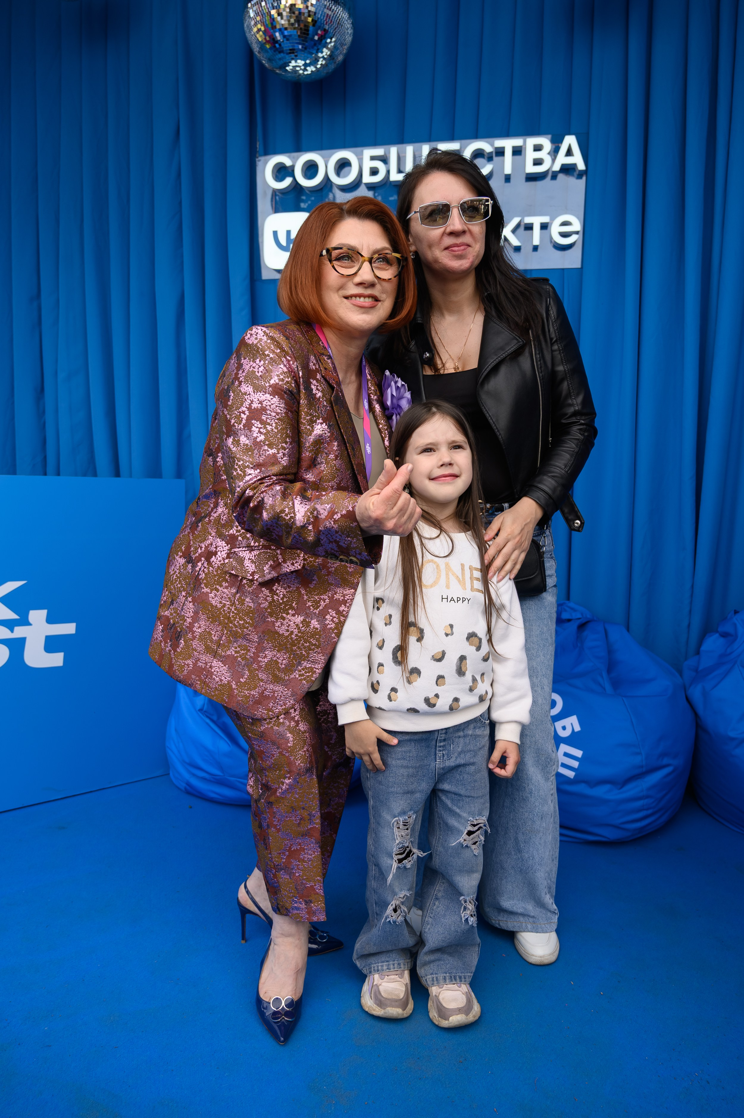 Репортажная сцена автографов с Розой Сябитовой — живые эмоции VK Fest в Казани