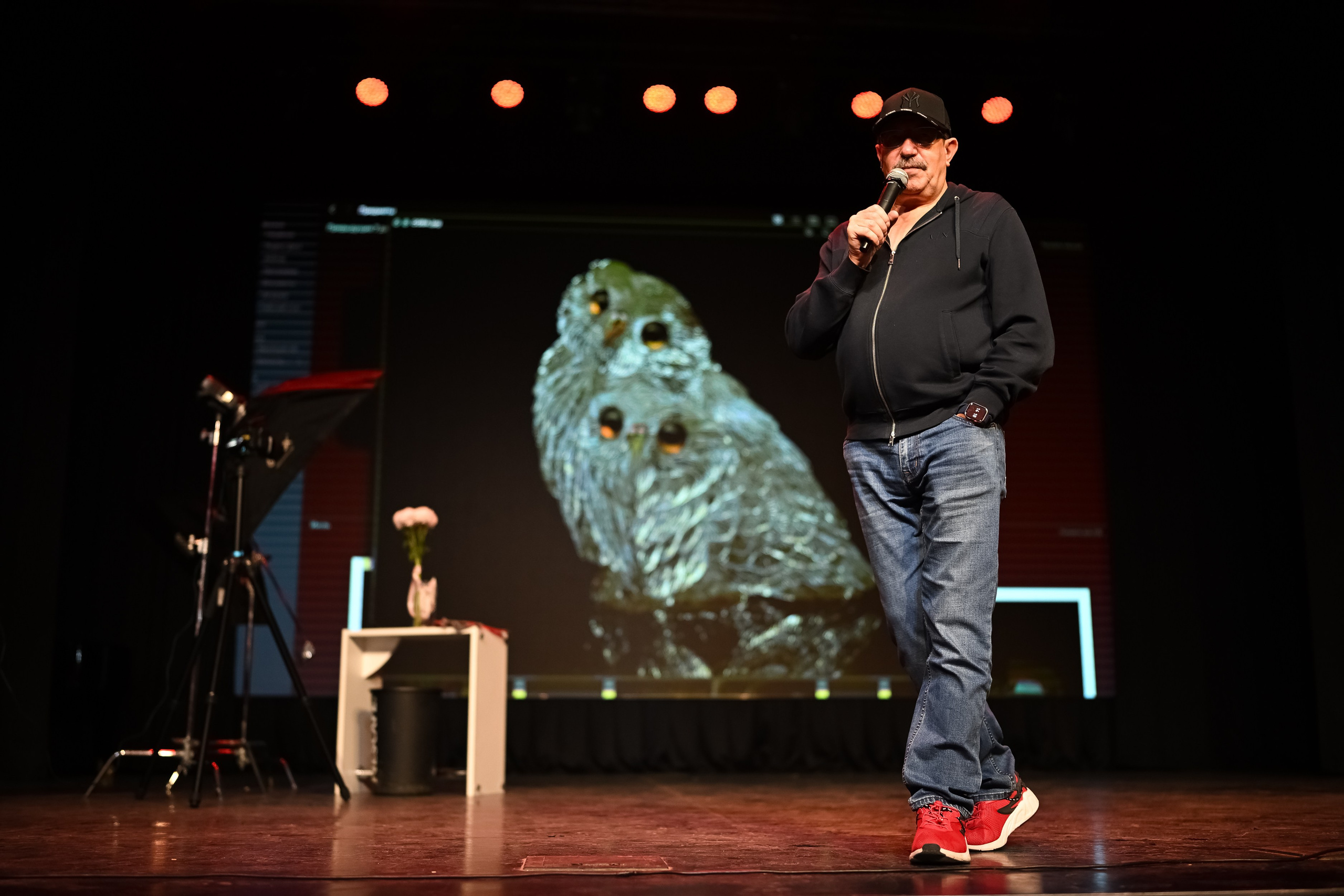 Игорь Сахаров на сцене фотофестиваля в Казани