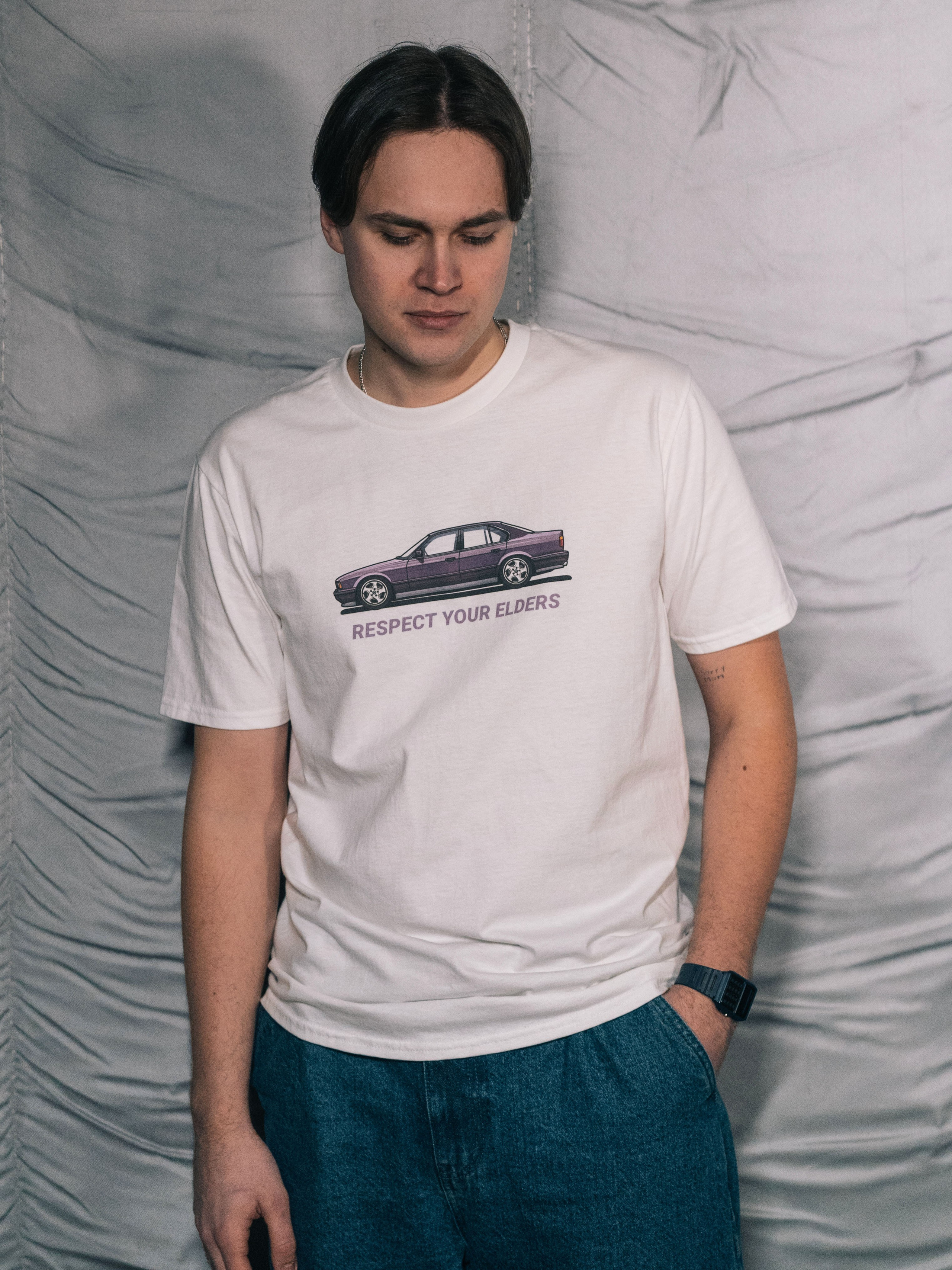 Футболка BMW M5 E34: Гранд Туризмо с Характером. Сочетание комфорта люксового седана и духа гоночного автомобиля. Легендарный атмосферный "рядник", фирменные диски "Throwing Star", неповторимый дизайн кузова E34. Для истинных ценителей немецкого инженерного искусства и золотой эры M Division.