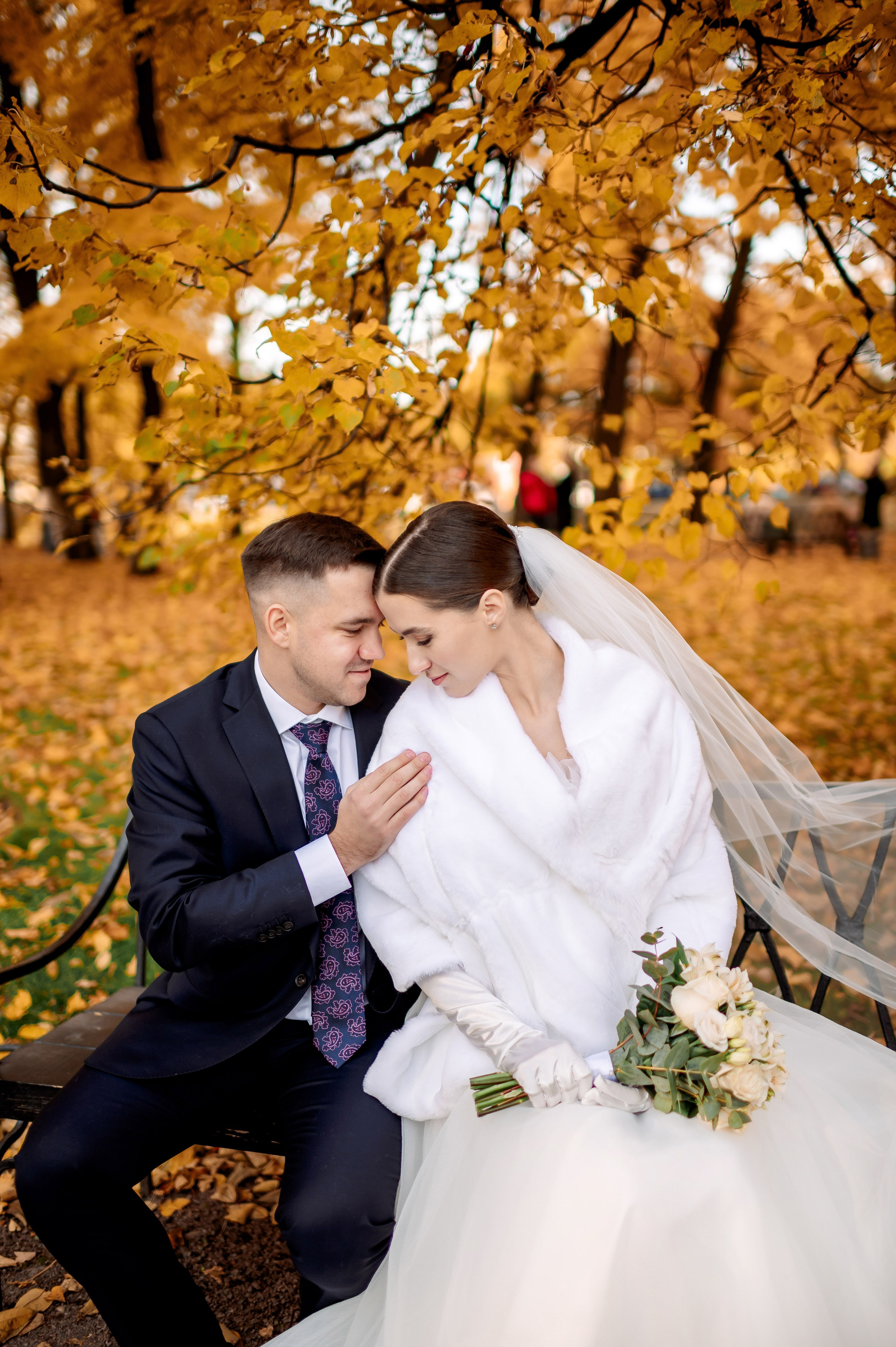 Осенняя великолепная свадебная прогулка жениха и невесты в октябре в Санкт-Петербурге в Михайловском парке и у Атлантов на Миллионной улице. Портретный, семейный и свадебный фотограф в Санкт-Петербурге и в Пушкине Ширяев Денис