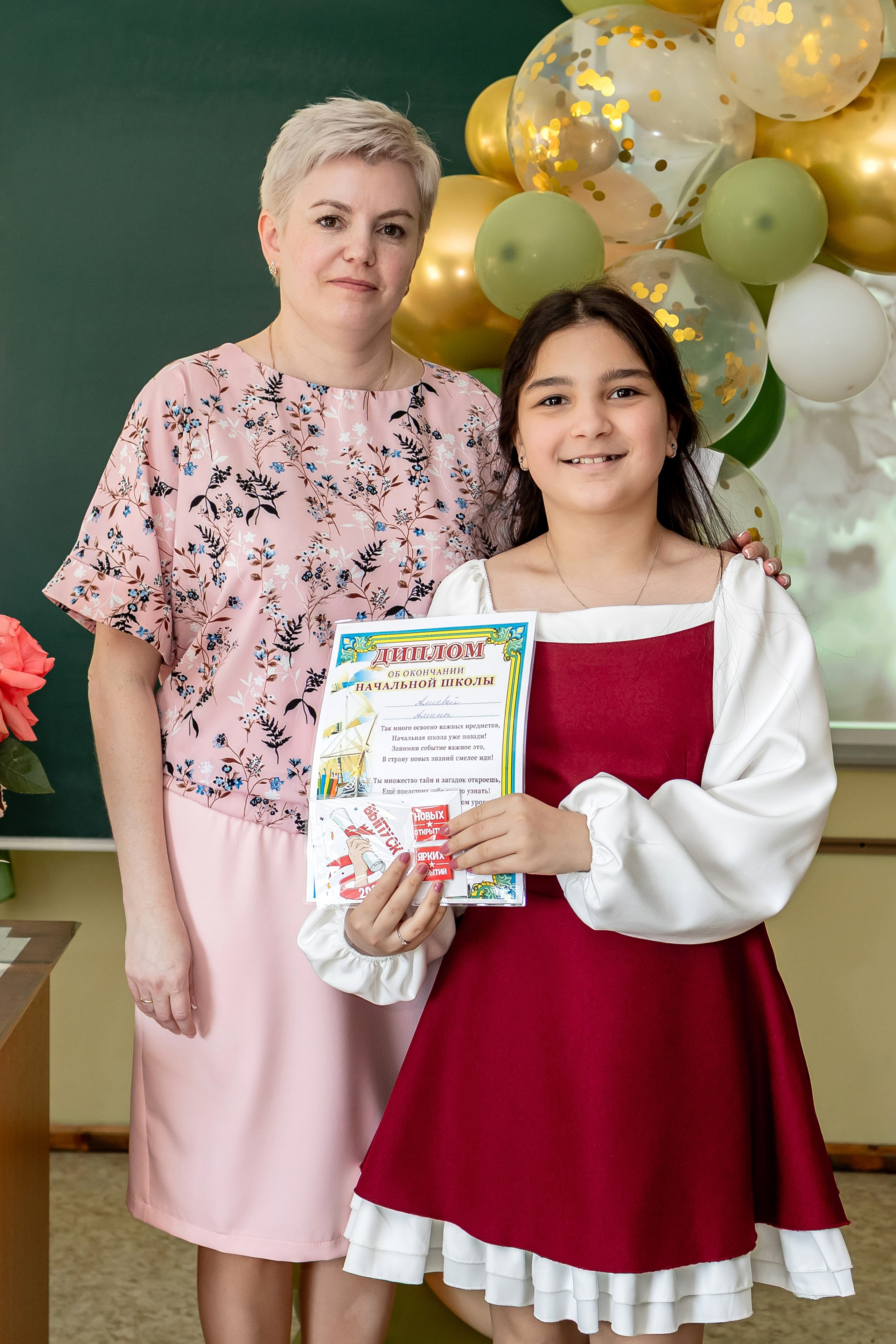 Выпускной в начальной школе в классе. Фотограф и видеограф Москва. Свадебный фотограф, видеограф. Выпускные альбомы. Оживающие альбомы