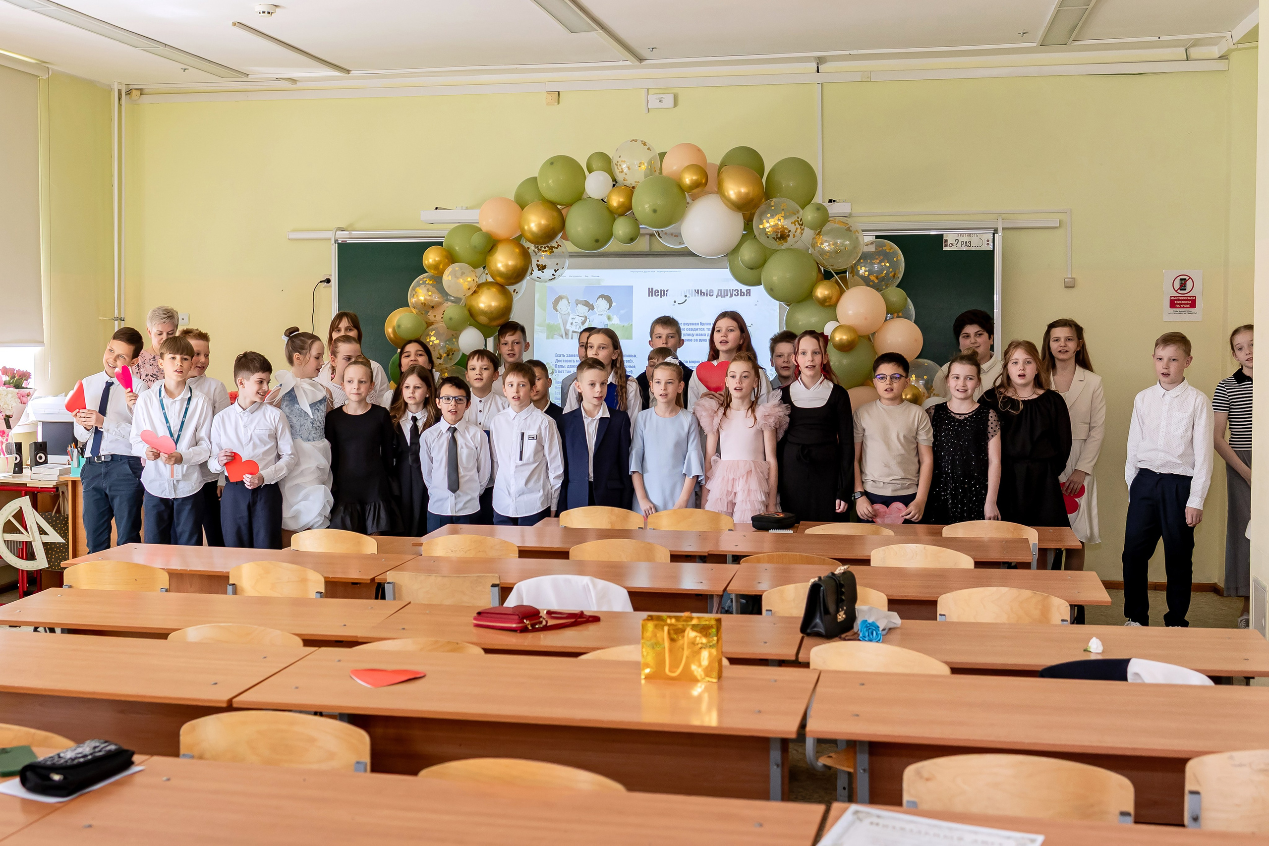 Выпускной в начальной школе в классе. Фотограф и видеограф Москва. Свадебный фотограф, видеограф. Выпускные альбомы. Оживающие альбомы