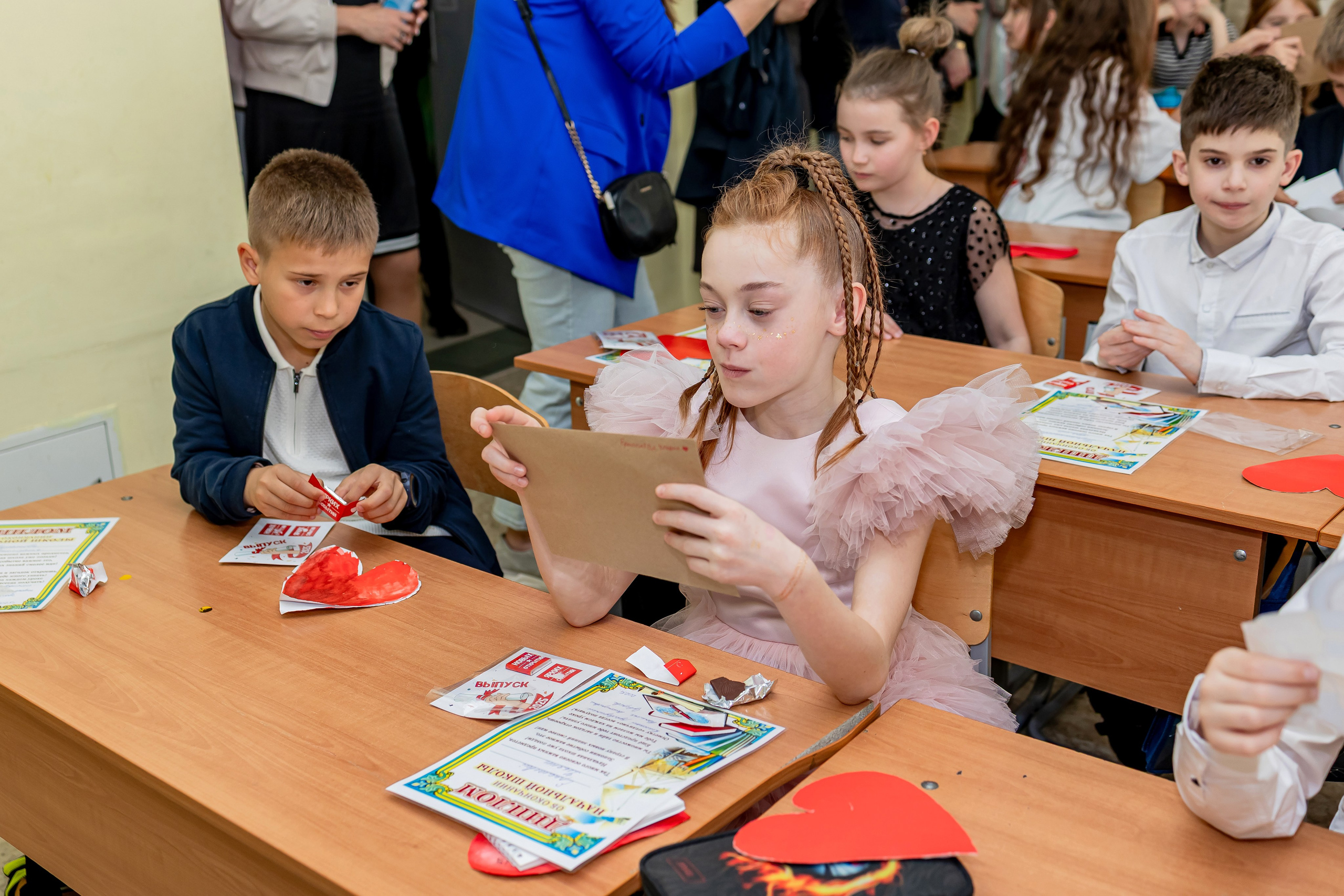 Выпускной в начальной школе в классе. Фотограф и видеограф Москва. Свадебный фотограф, видеограф. Выпускные альбомы. Оживающие альбомы