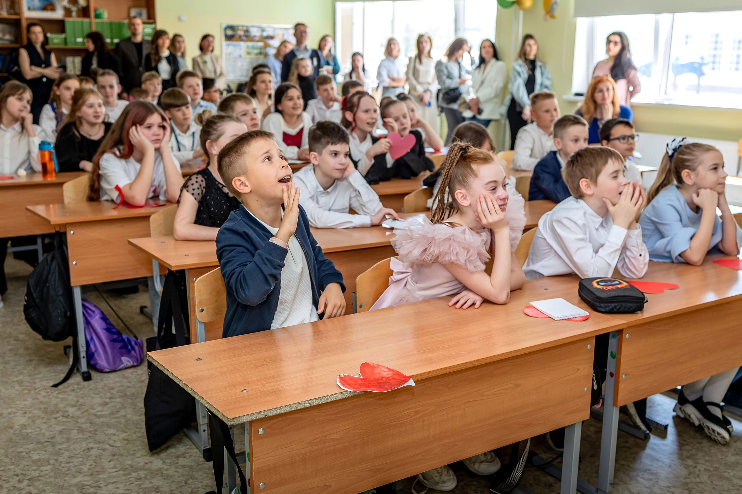Выпускной в начальной школе в классе. Фотограф и видеограф Москва. Свадебный фотограф, видеограф. Выпускные альбомы. Оживающие альбомы
