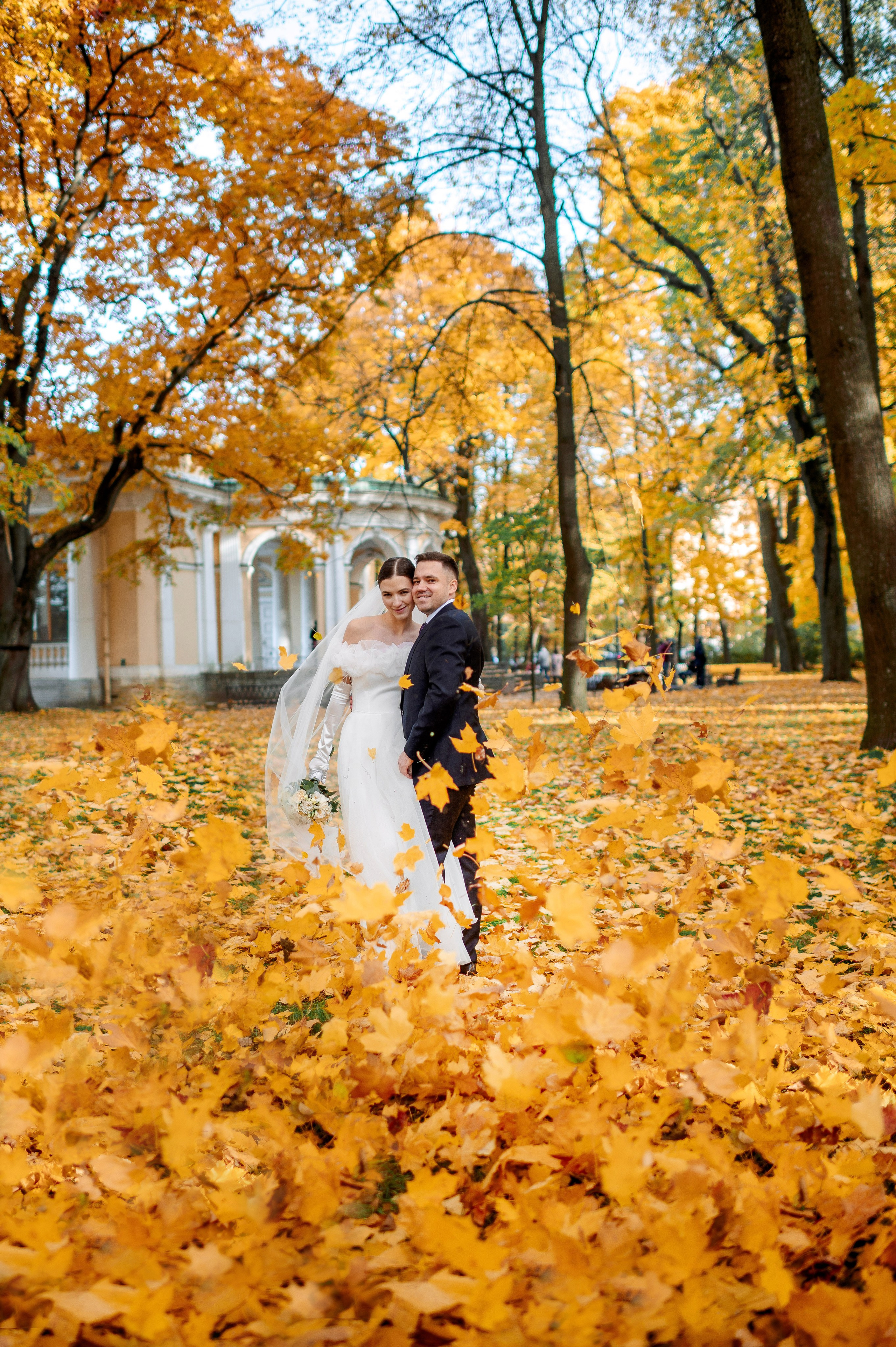 Осенняя великолепная свадебная прогулка жениха и невесты в октябре в Санкт-Петербурге в Михайловском парке и у Атлантов на Миллионной улице. Портретный, семейный и свадебный фотограф в Санкт-Петербурге и в Пушкине Ширяев Денис