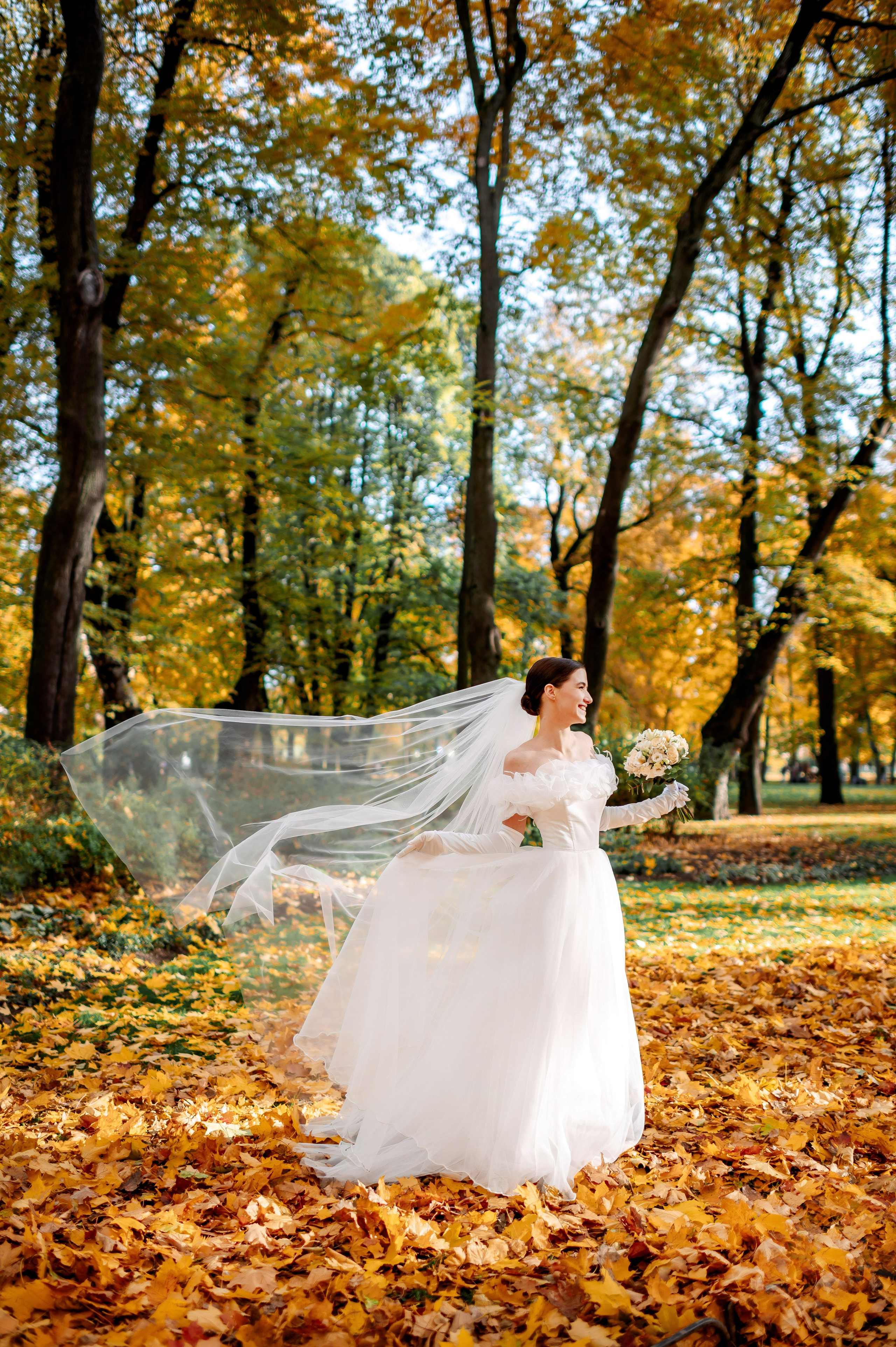 Осенняя великолепная свадебная прогулка жениха и невесты в октябре в Санкт-Петербурге в Михайловском парке и у Атлантов на Миллионной улице. Портретный, семейный и свадебный фотограф в Санкт-Петербурге и в Пушкине Ширяев Денис