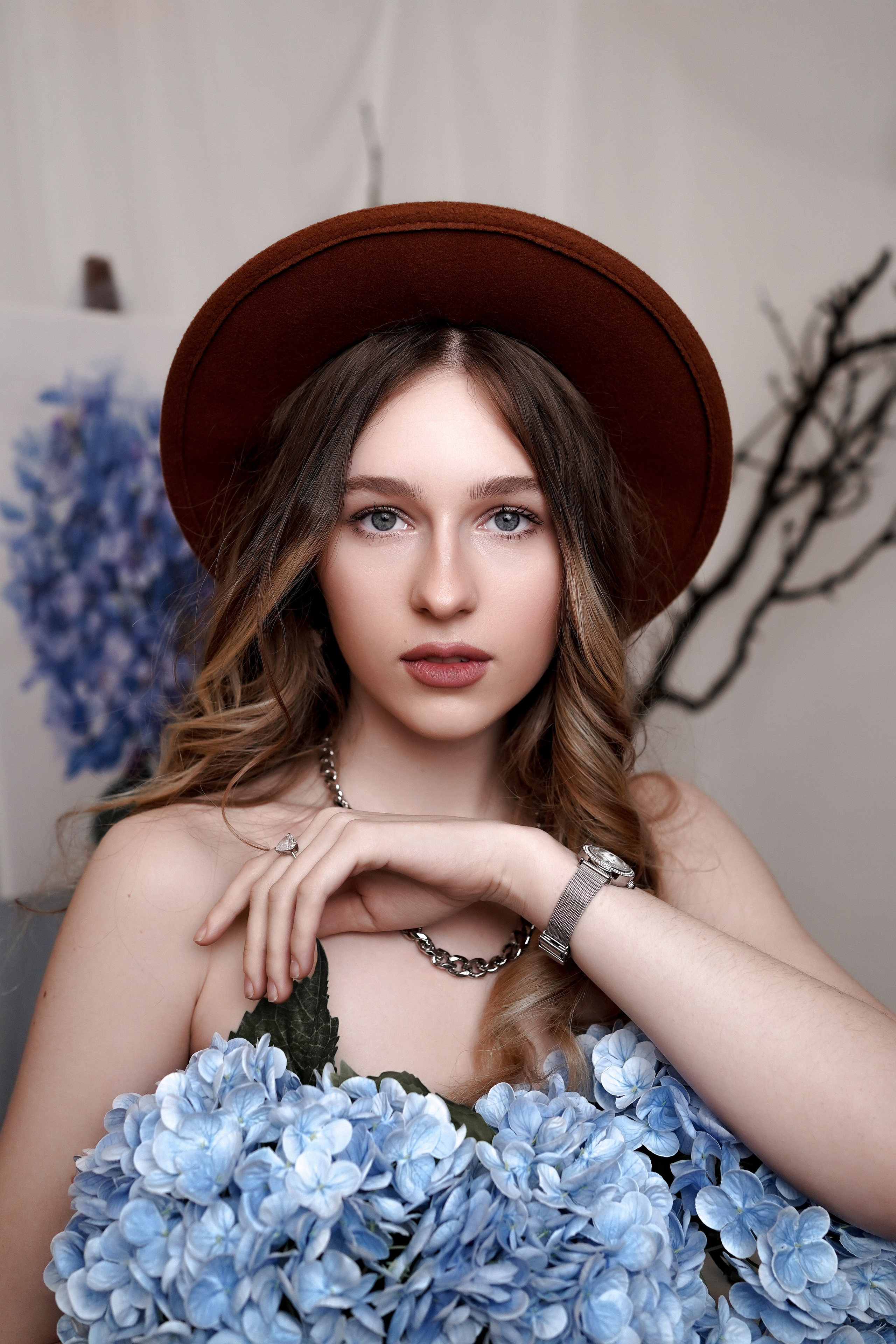 Женская фотосессия с гортензией в Ростове-на-Дону. Студийный фотограф Алёна Чёботова. Свадебный фотограф в Ростове-на-Дону. Таинство Крещения и Венчания, семейные фотосессии. Алёна Чёботова