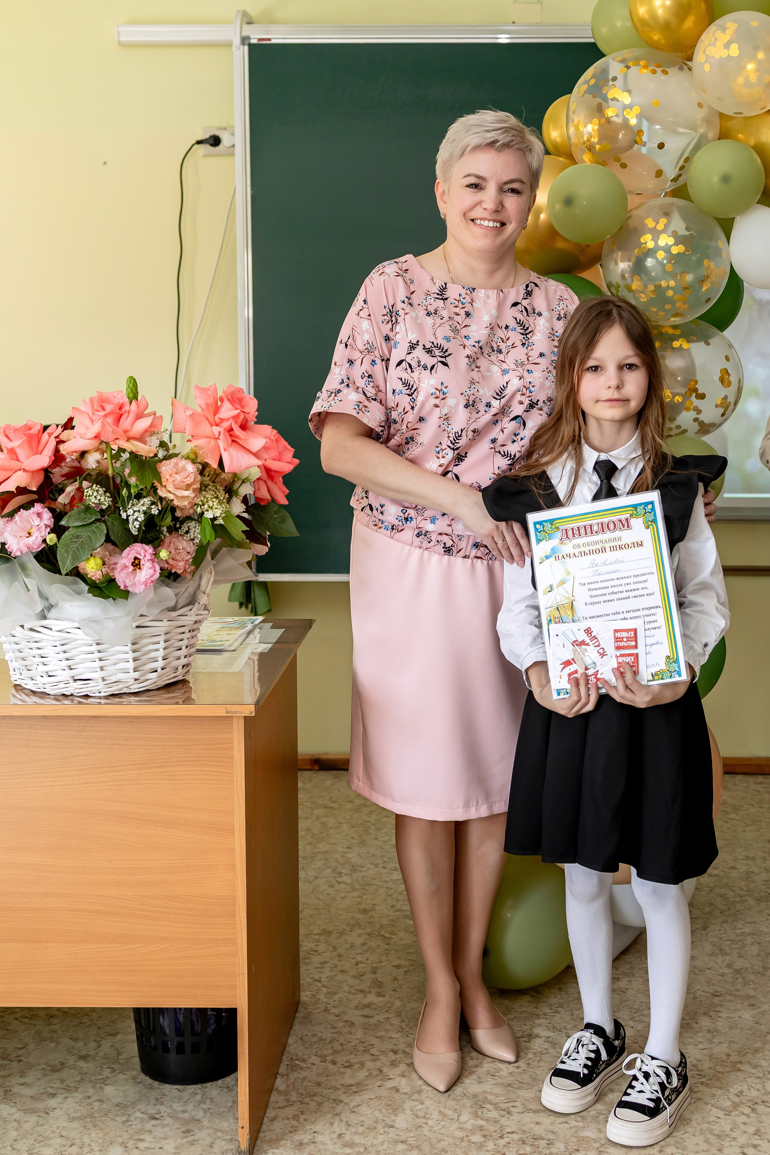 Выпускной в начальной школе в классе. Фотограф и видеограф Москва. Свадебный фотограф, видеограф. Выпускные альбомы. Оживающие альбомы