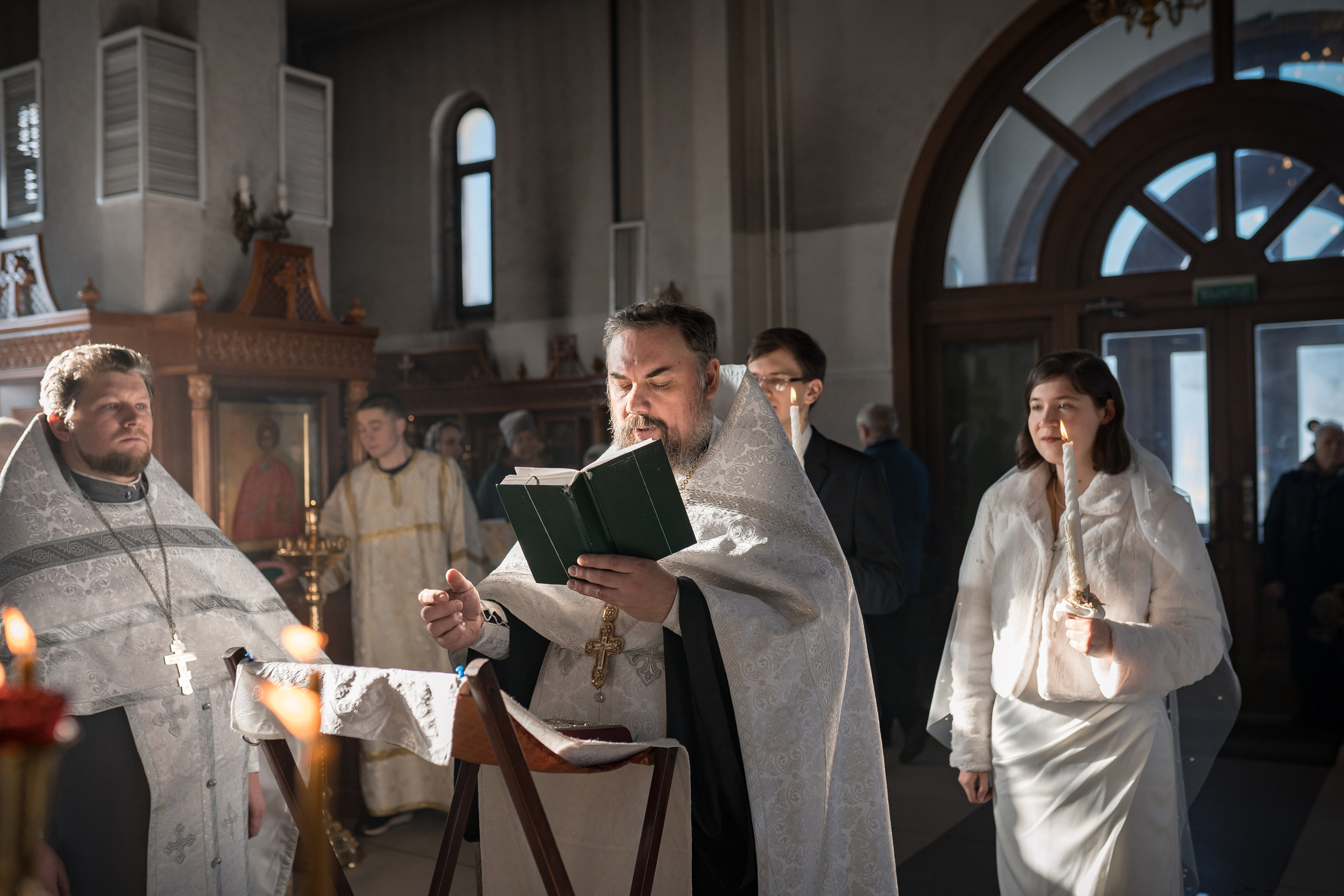 крещение венчание фотограф на венчание фотограф на крещение невеста свадьба обручальное кольцо медовый месяц православие венчание молодожены