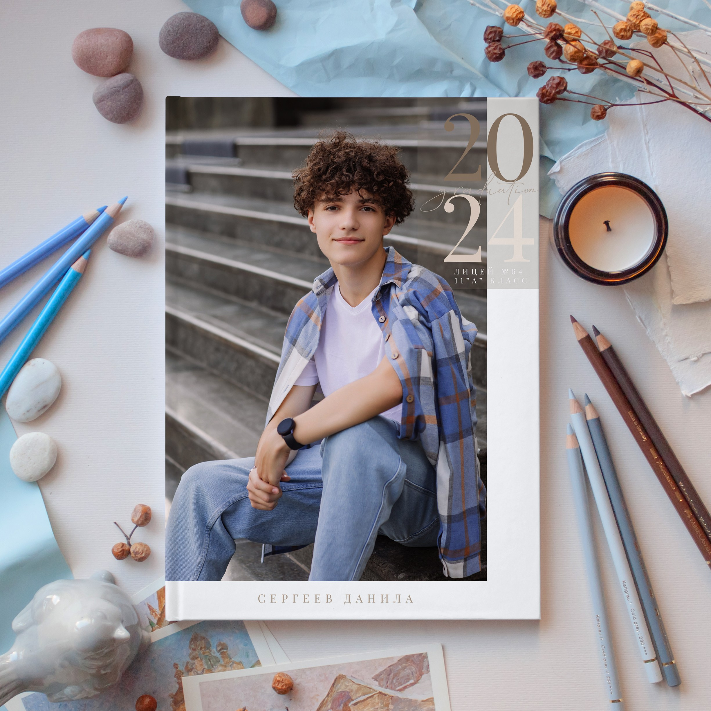 Выпускник на ступеньках