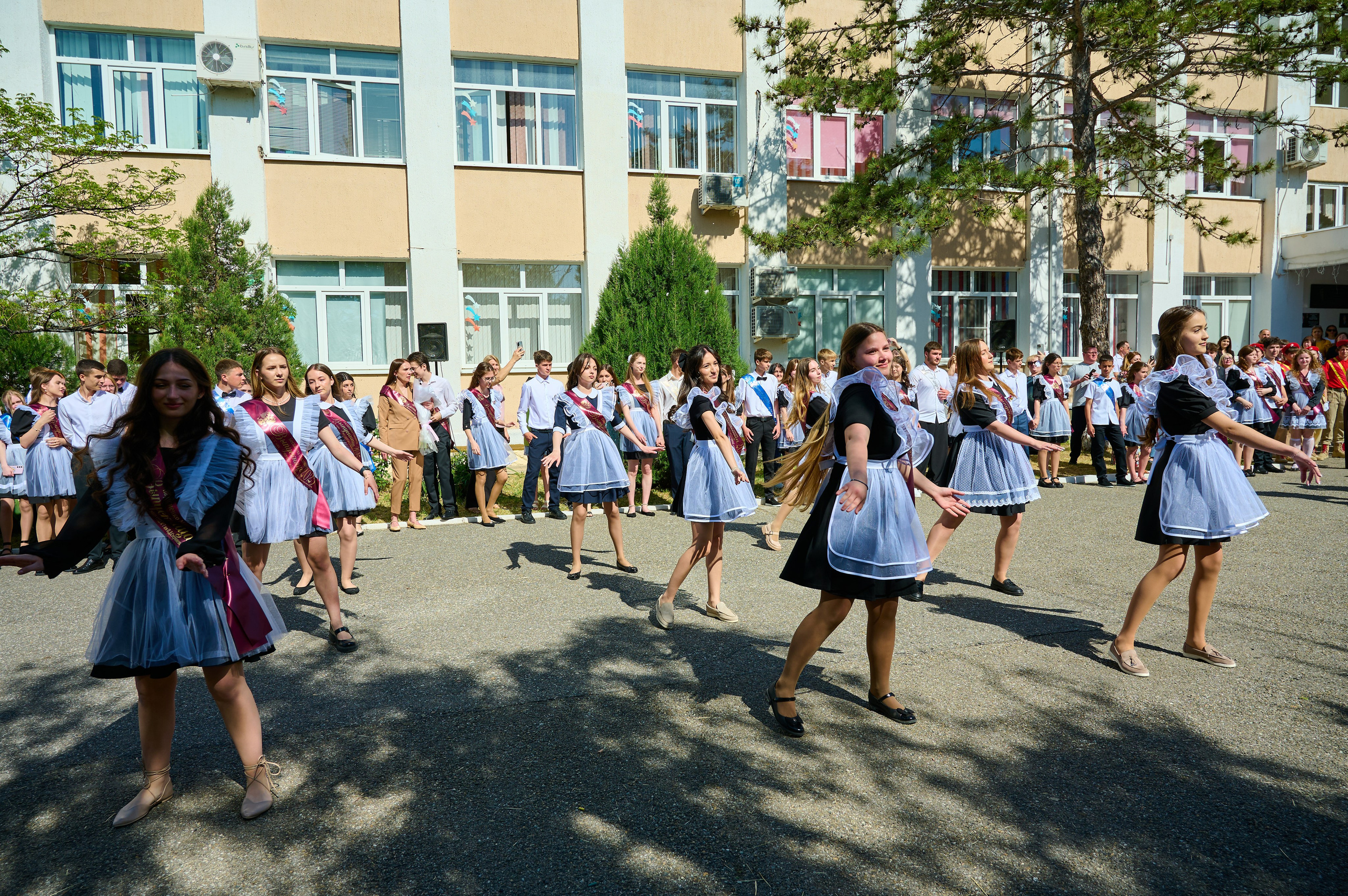 Последний звонок 2025. Жизнь курорта Кабардинка в фотографиях