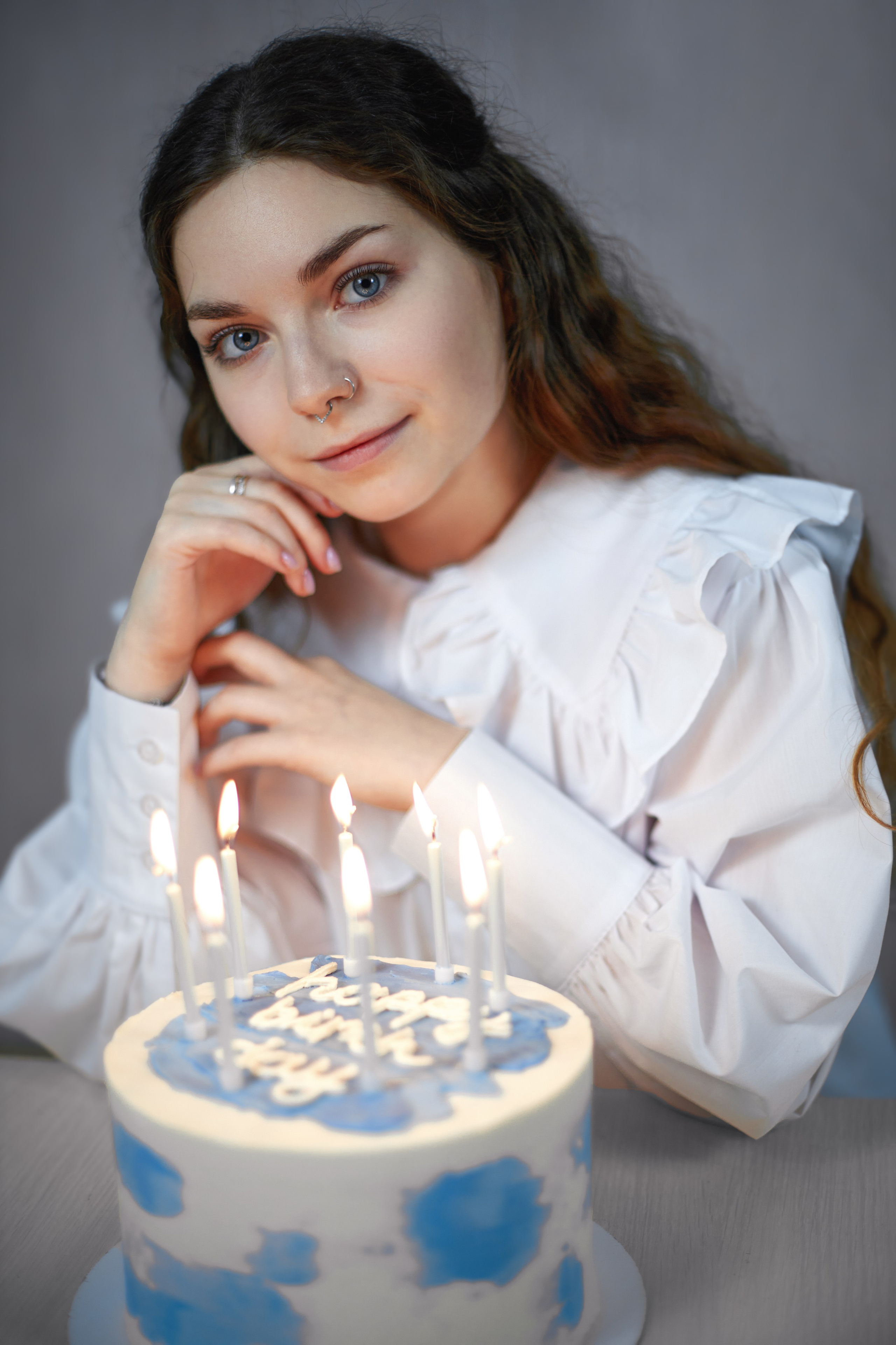 Портрет девушки с тортом