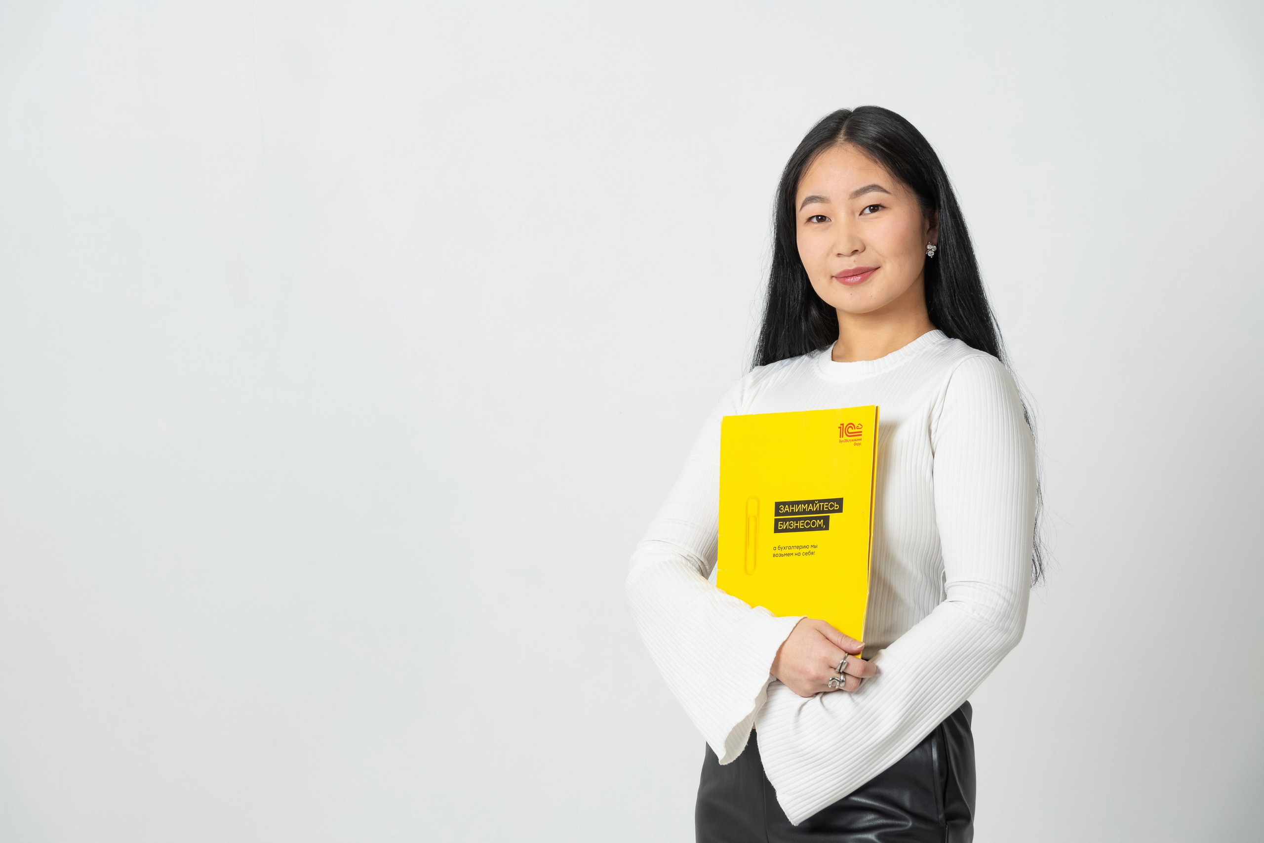 Занимаюсь профессиональной фотографией и живу рядом с Байкалом. Работаю в разных жанрах