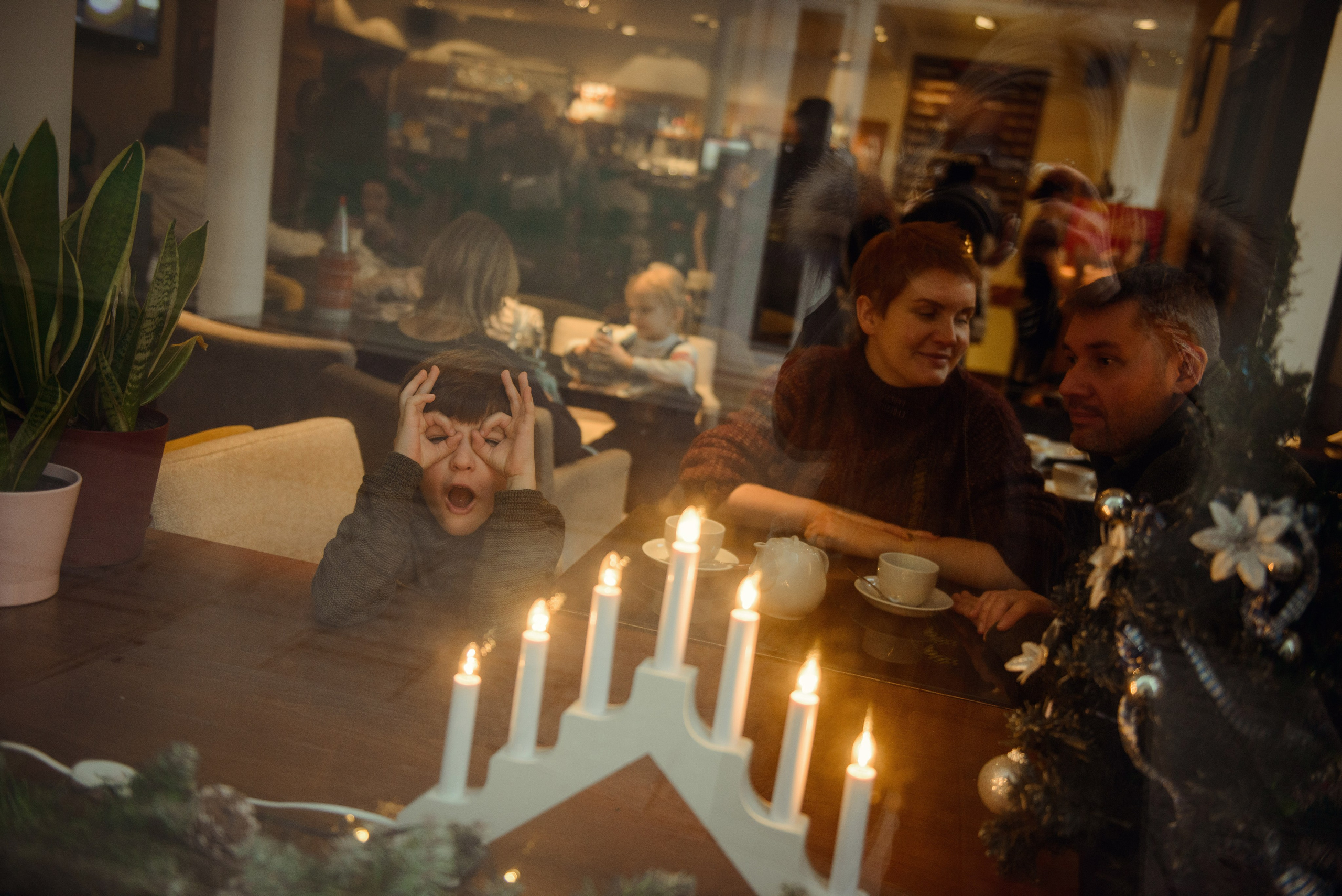 family photo shoot walking in the city. New Year Christmas photoshoot (Photographer in Edinburgh Elena Carruthers)