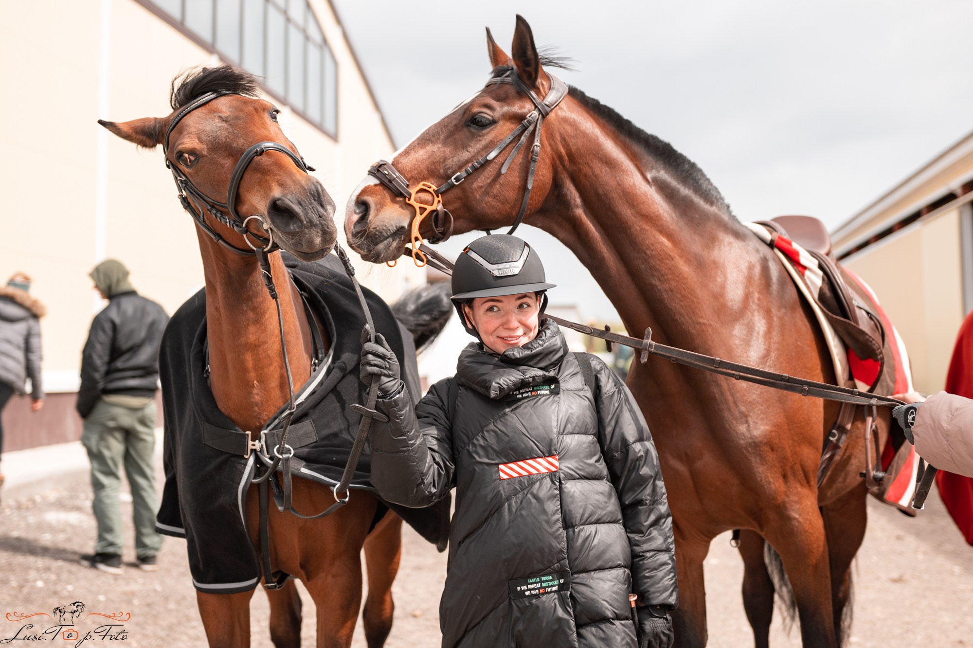 Кубок Победы конного Клуба EQUIPARK по конкуру. Конный и фотограф с животными в Твери Топталова Люся