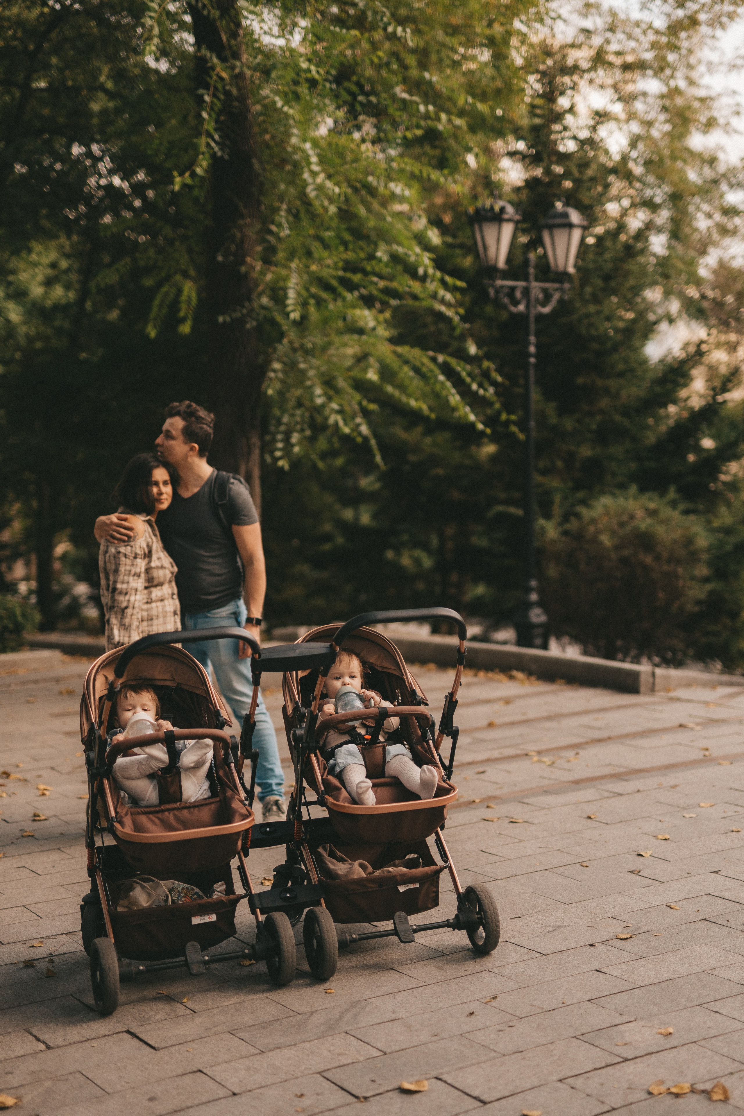 Семья с двойней, коляска для двойняшек фото