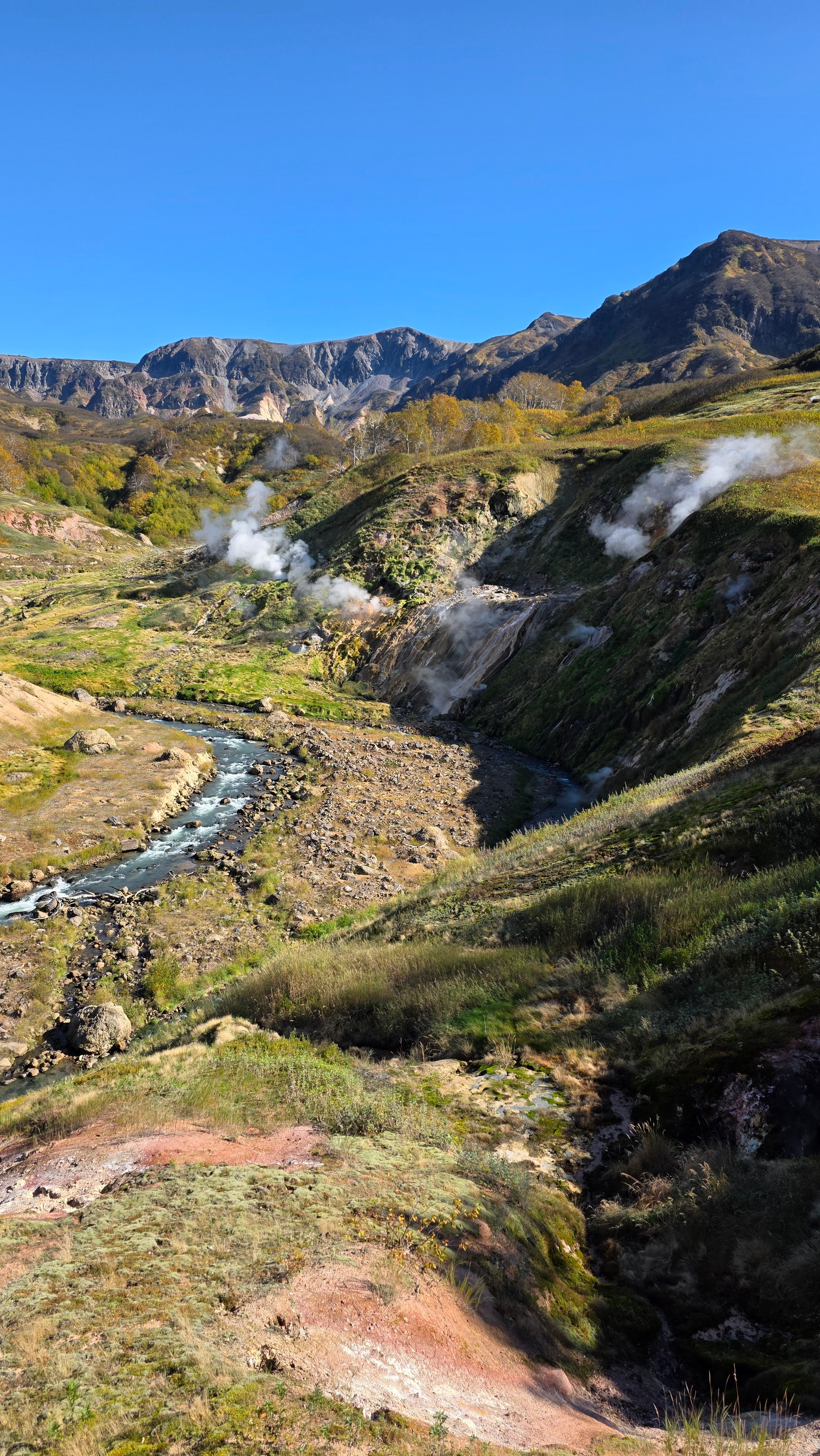 Вертолетная экскурсия в Долину гейзеров, кальдеру вулкана Узон и Налычевские горячие источники. Экскурсионные туры по Камчатке