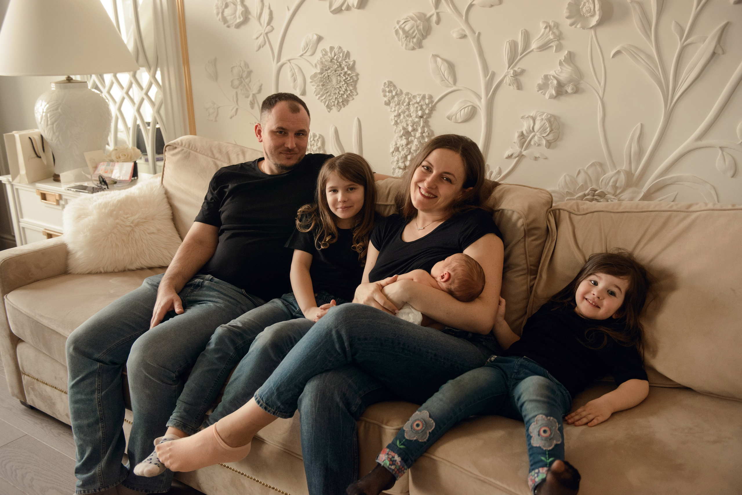 A family photo shoot at home, a family with a newborn baby. Photographer Elena Carruthers, Scotland