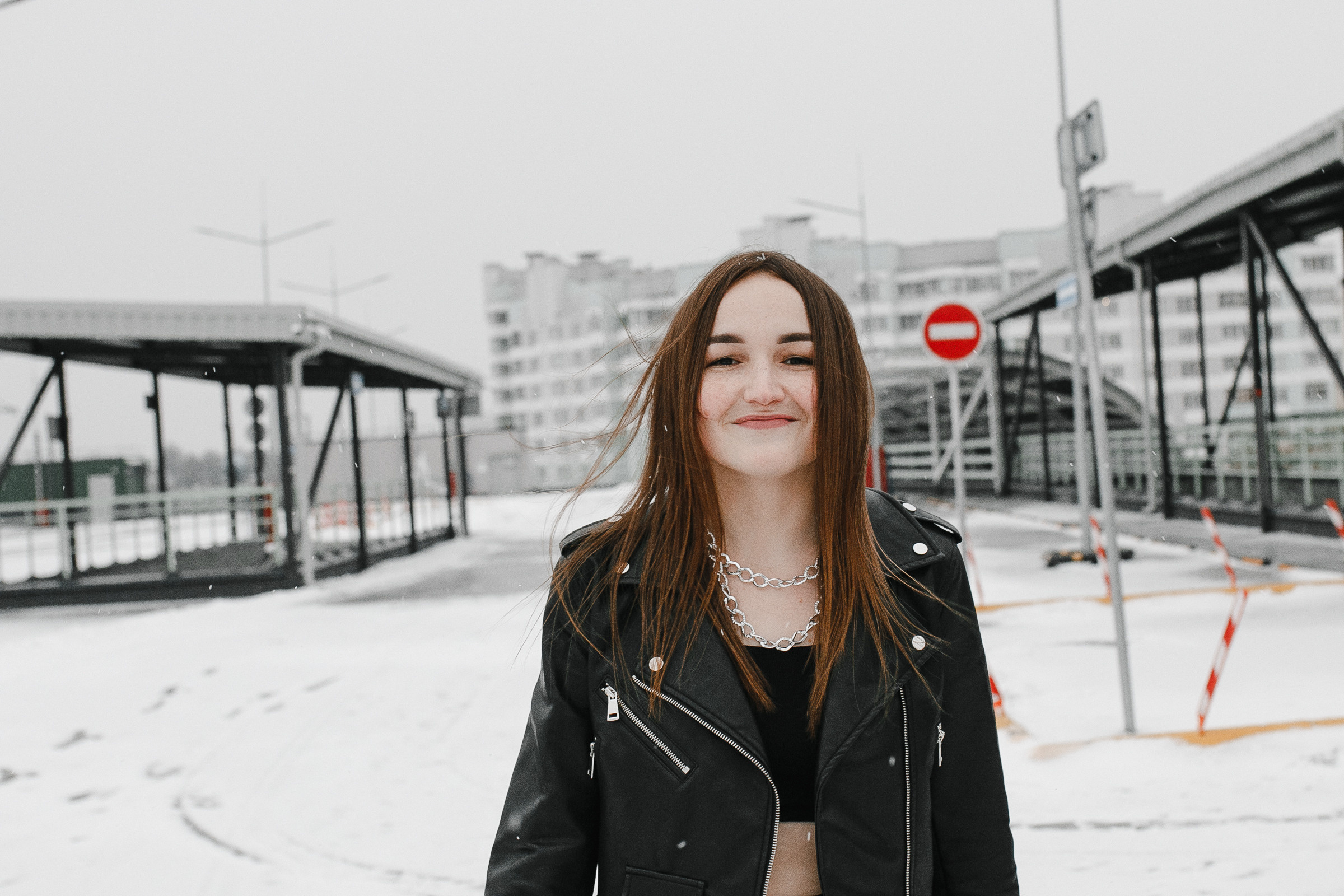 портрет девушки брюнетки