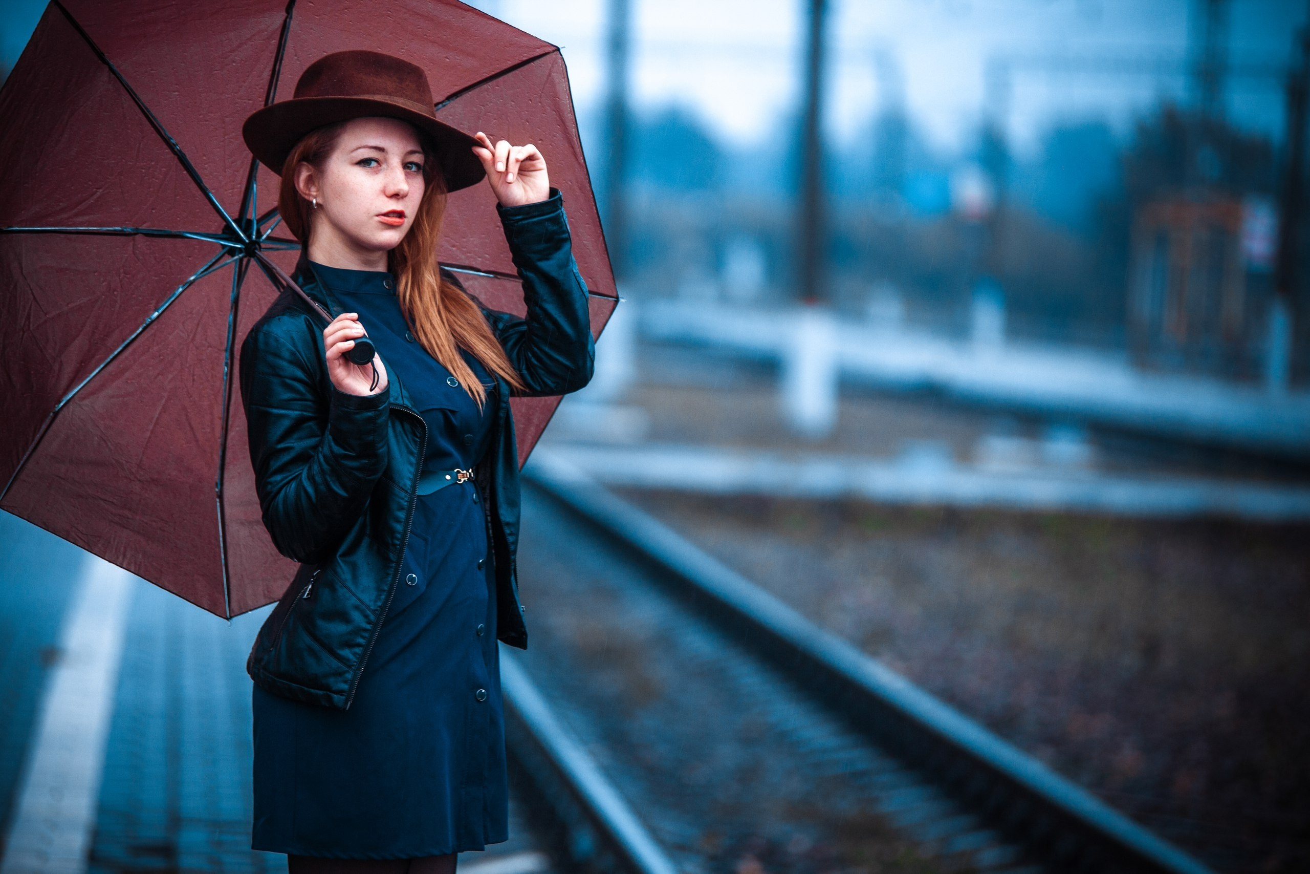 Романтичная фотосессия на природе от фотографа Богатырева Николая Николаевича – стильный портрет девушки с зонтом на железнодорожной платформе. Закажите атмосферную съемку в Мценске, Орле, Черни! Узнайте больше на BOGATYREVPHOTO.RU