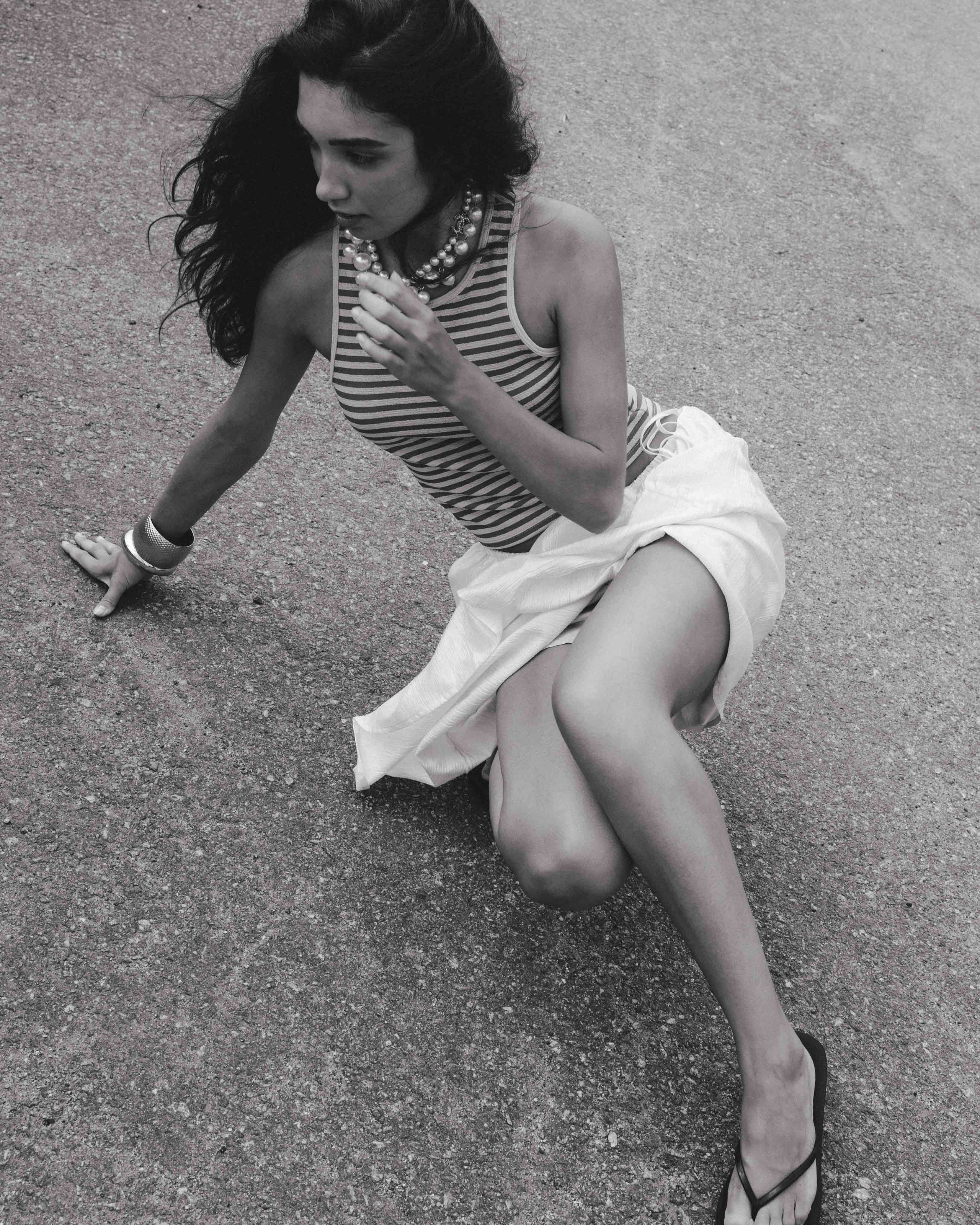 Черно-белая модная фотография девушки в летней одежде