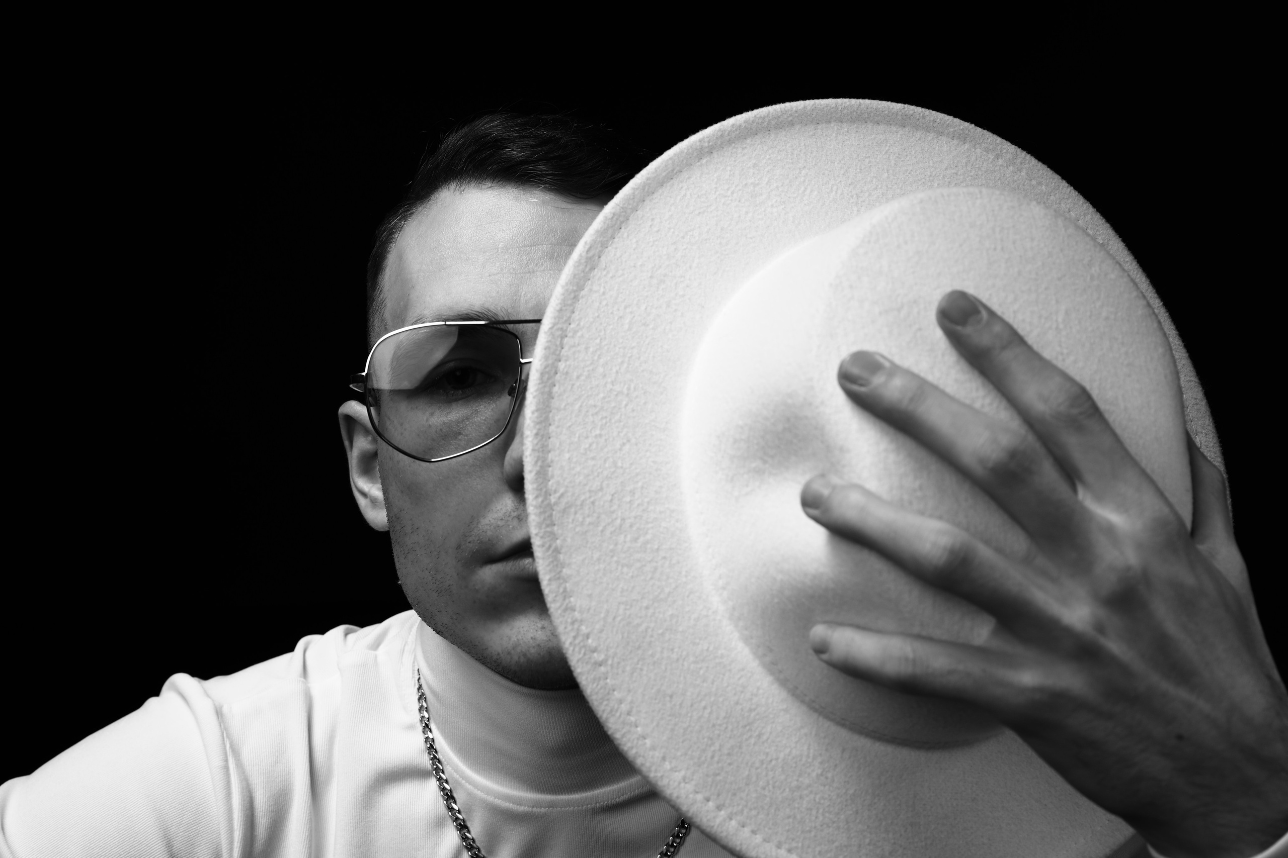 The White hat Alex. Профессиональный фотограф в Воронеже Владислав Крылов