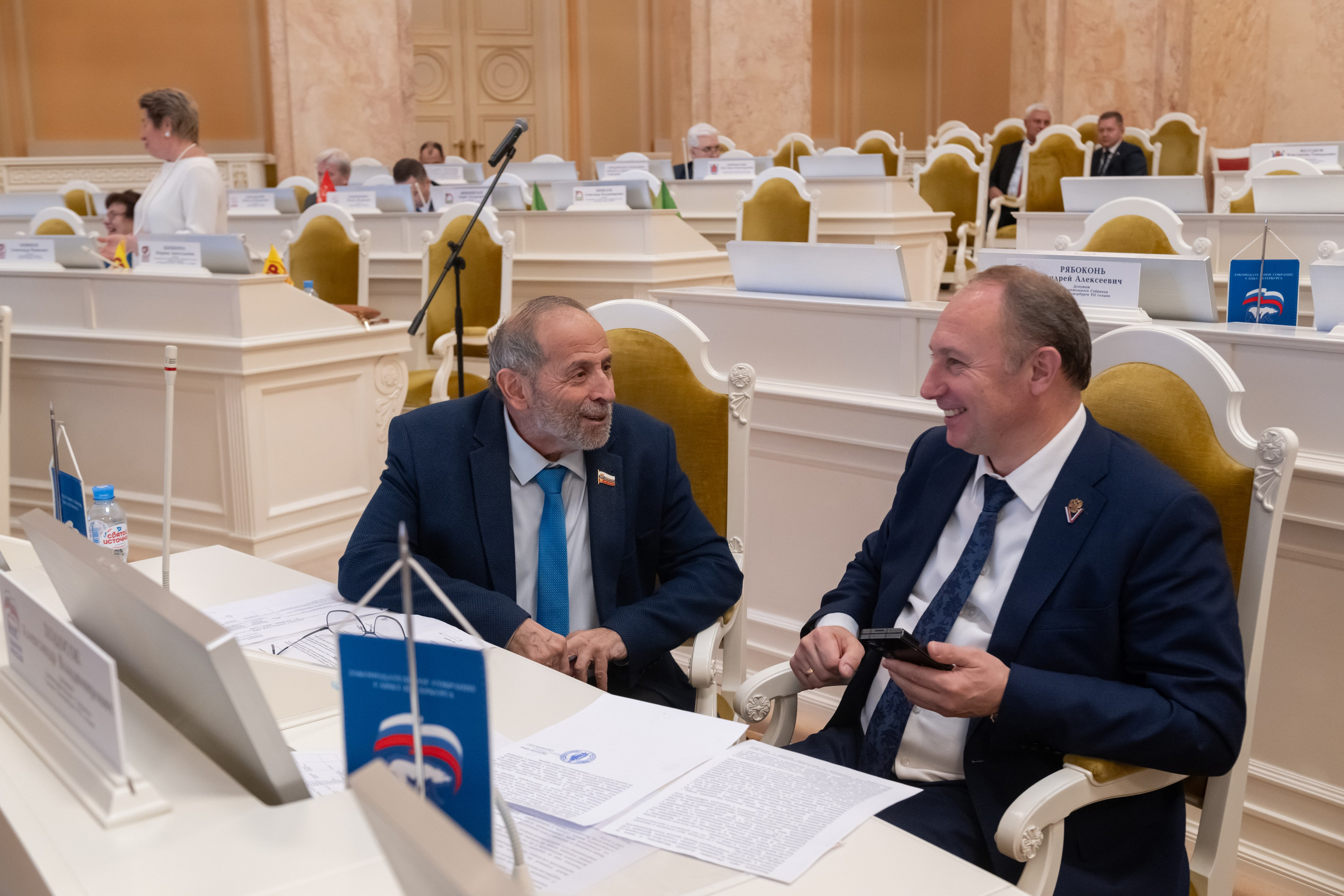 Boris Vishnevsky speaks with a “United Russia” party deputy during a break.
